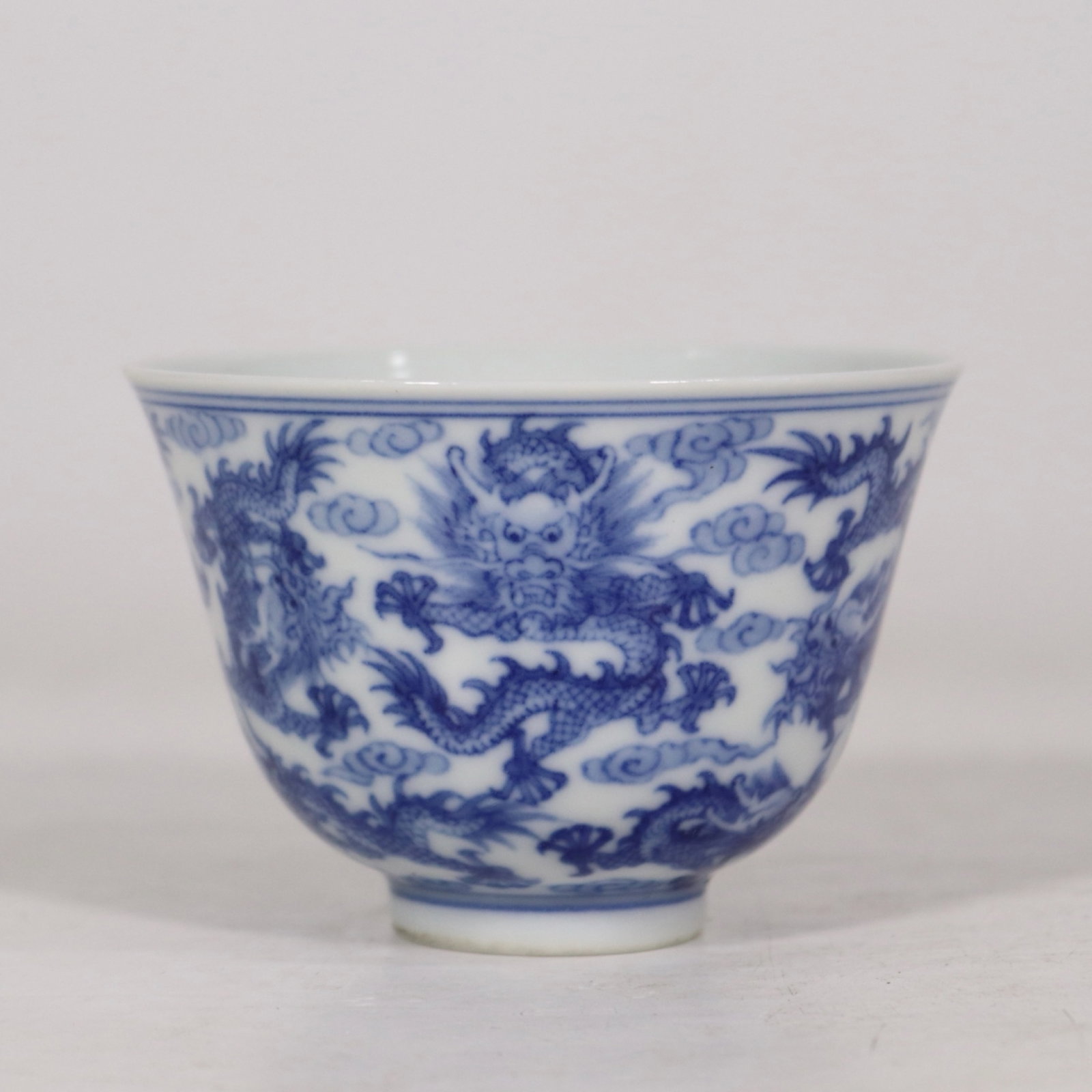 An Exquisite Blue and White Auspicious Cloud and Dragon Pattern Cup: An Exquisite Blue and White Auspicious Cloud and Dragon Pattern Cup,Qing Dynasty,China,Yongzheng Six-character Mark,Size:3inx2in 青花祥云龙纹杯,中ࢲ