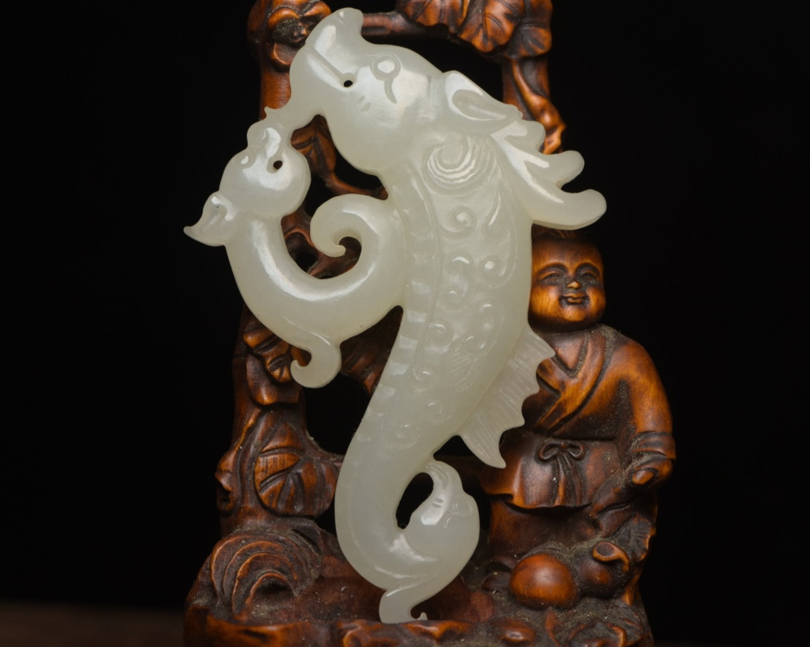 An Exquisite White Jade Dragon Pendant: An Exquisite White Jade Dragon Pendant,Qing Dynasty,China,Size:3.4inx2.3inx0.5in,Weight:60g 白玉龙佩,中国清代