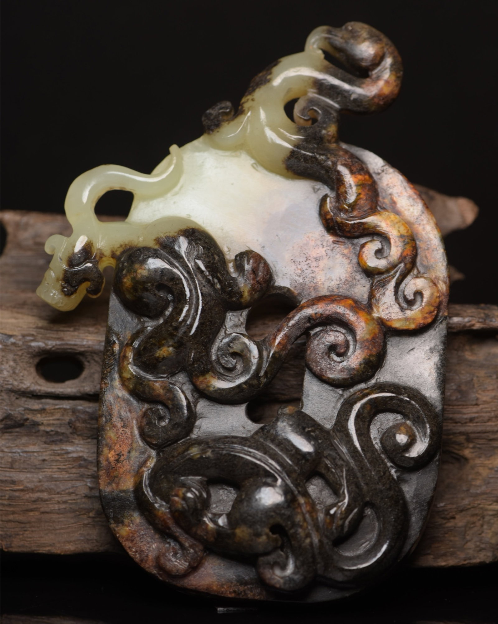 An Exquisite White Jade Dragon and Phoenix Pattern Pendant: An Exquisite White Jade Dragon and Phoenix Pattern Pendant,Qing Dynasty,China,Size:5.1inx3.5inx0.7in,Weight:240g 白玉龙凤纹牌,中国清代