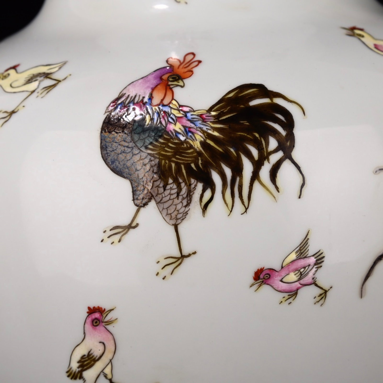 An Exquisite Enamel Rooster Pattern Elephant-Ears Vase - 7