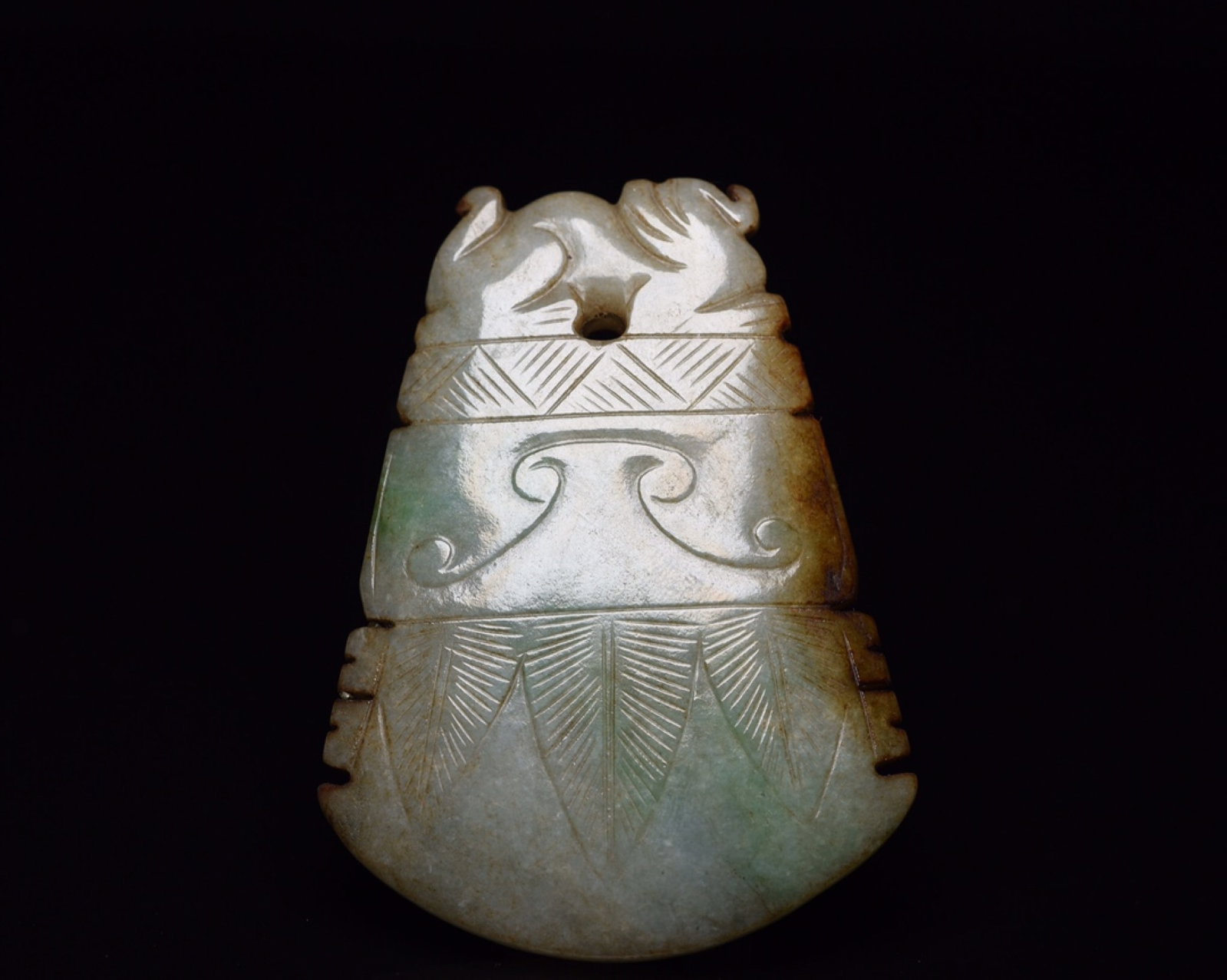 An Exquisite Jadeite Beast Pattern Pendant: An Exquisite Jadeite Beast Pattern Pendant,Qing Dynasty,China,Size:2.9inx2.2inx0.4in,Weight:77g 翡翠兽纹佩,中国清代