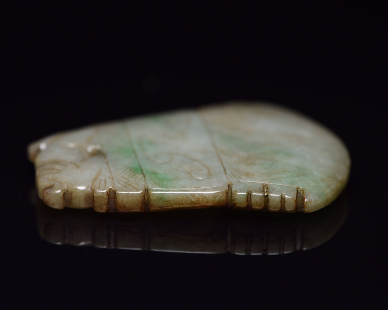 An Exquisite Jadeite Beast Pattern Pendant - 3