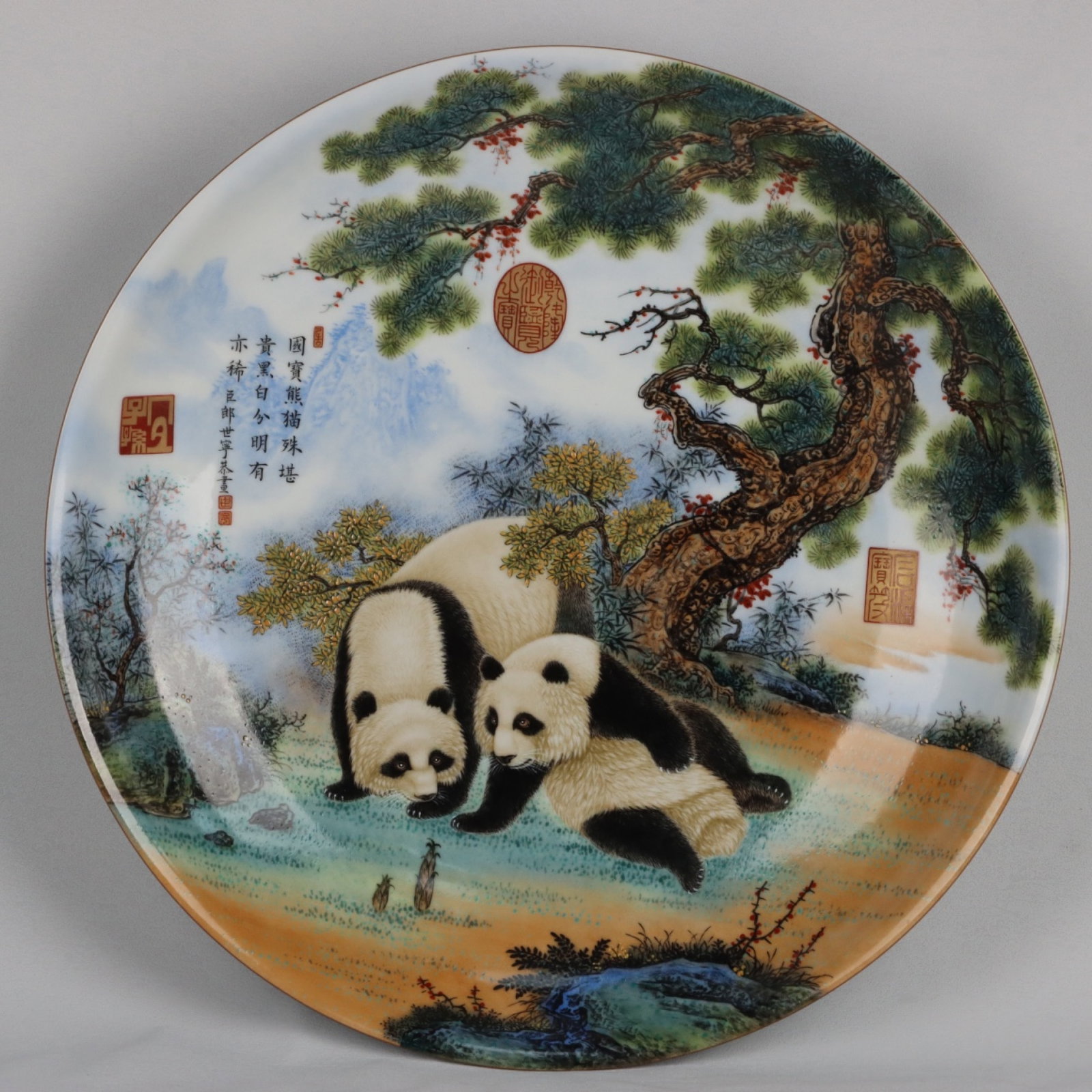 A Huge Enamel Painted Gold Panda Pattern Plate: A Huge Enamel Painted Gold Panda Pattern Plate,Qing Dynasty, China,Qianlong Four-character Mark,Size:3.7inx19.9in 珐琅彩描金熊猫纹盘,中Þ