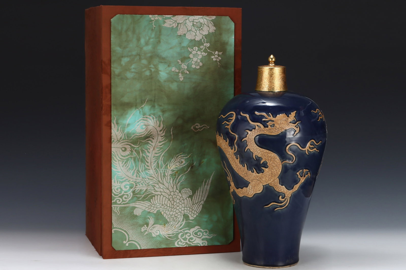A Huge Ji Blue Glazed Dragon Pattern Bottle: A Huge Ji Blue Glazed Dragon Pattern Bottle,Yuan Dynasty,China,Size:19.5inx10in 霁蓝釉龙纹盖瓶,中国元代
