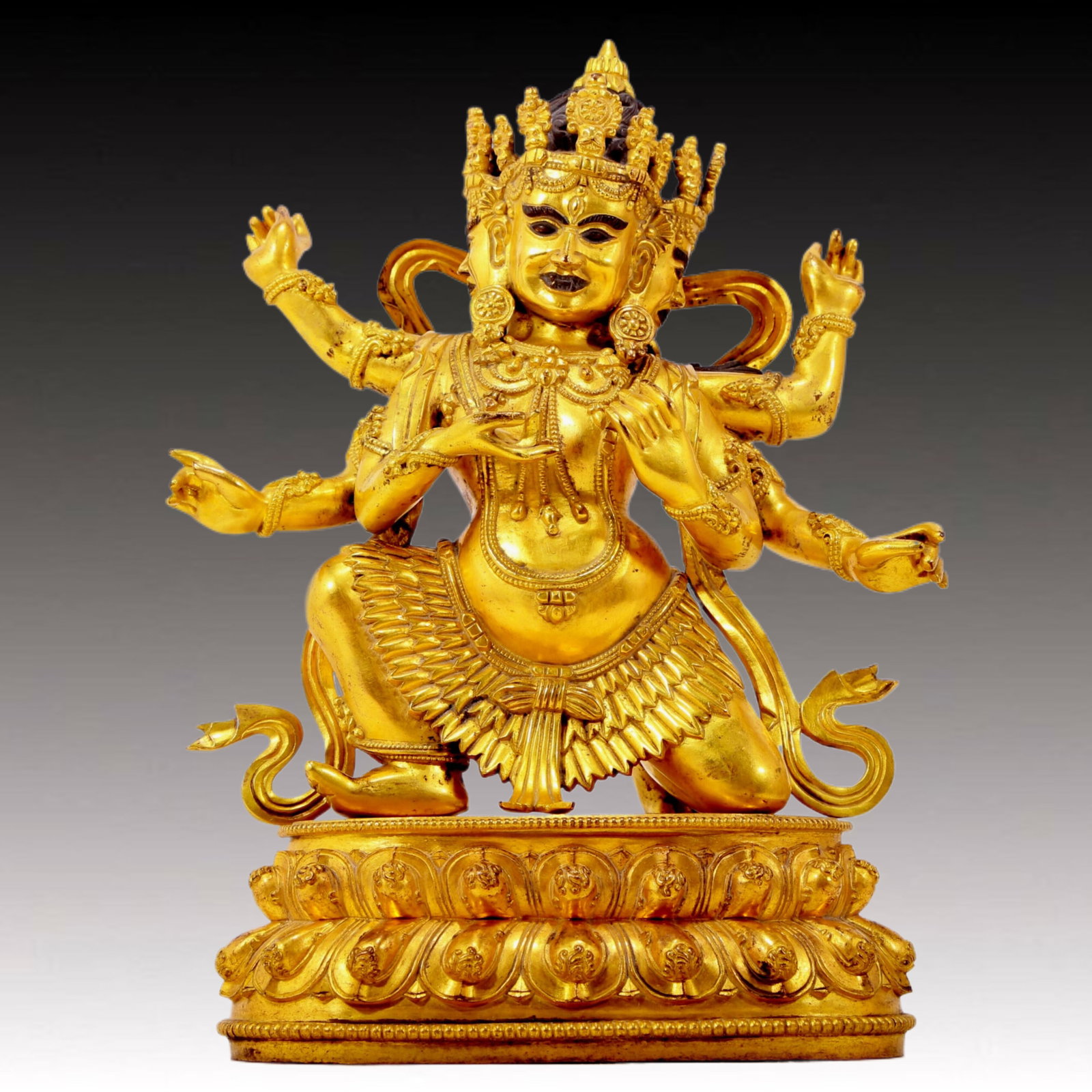 A solemn gilt bronze Vajra statue: A solemn gilt bronze Vajra statue, Qing Dynasty, China, King Kong's figure is solemn and majestic, symbolizing strong will and invincible power. At the same time, his face is solemn, and his brows rev