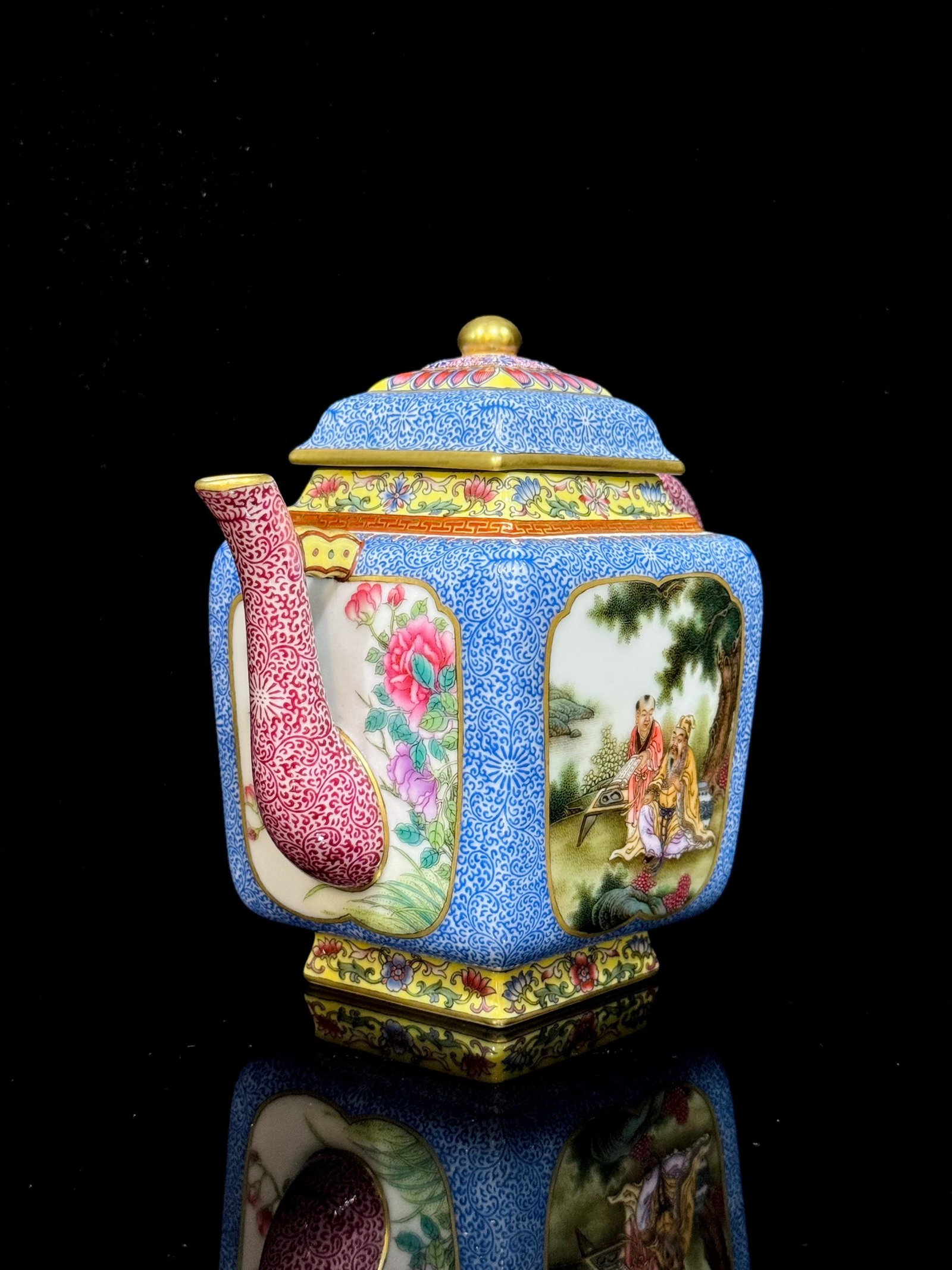 An Exquisite Enamel Figure Pattern Teapot - 3