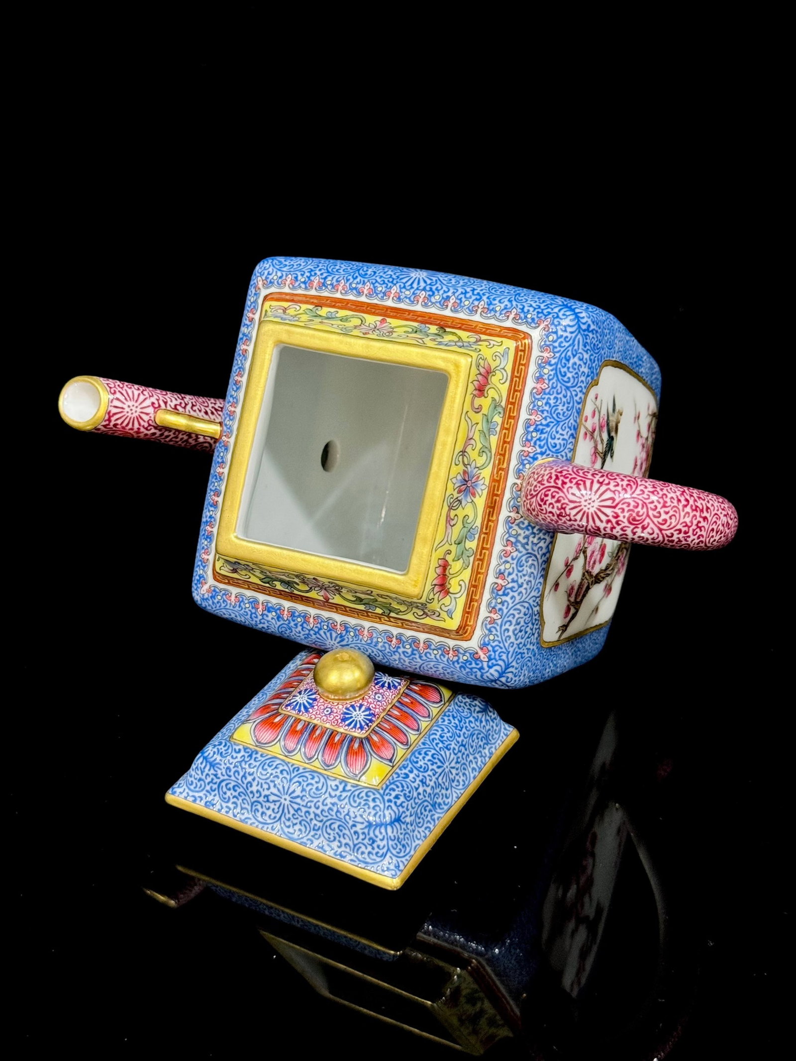 An Exquisite Enamel Figure Pattern Teapot - 5