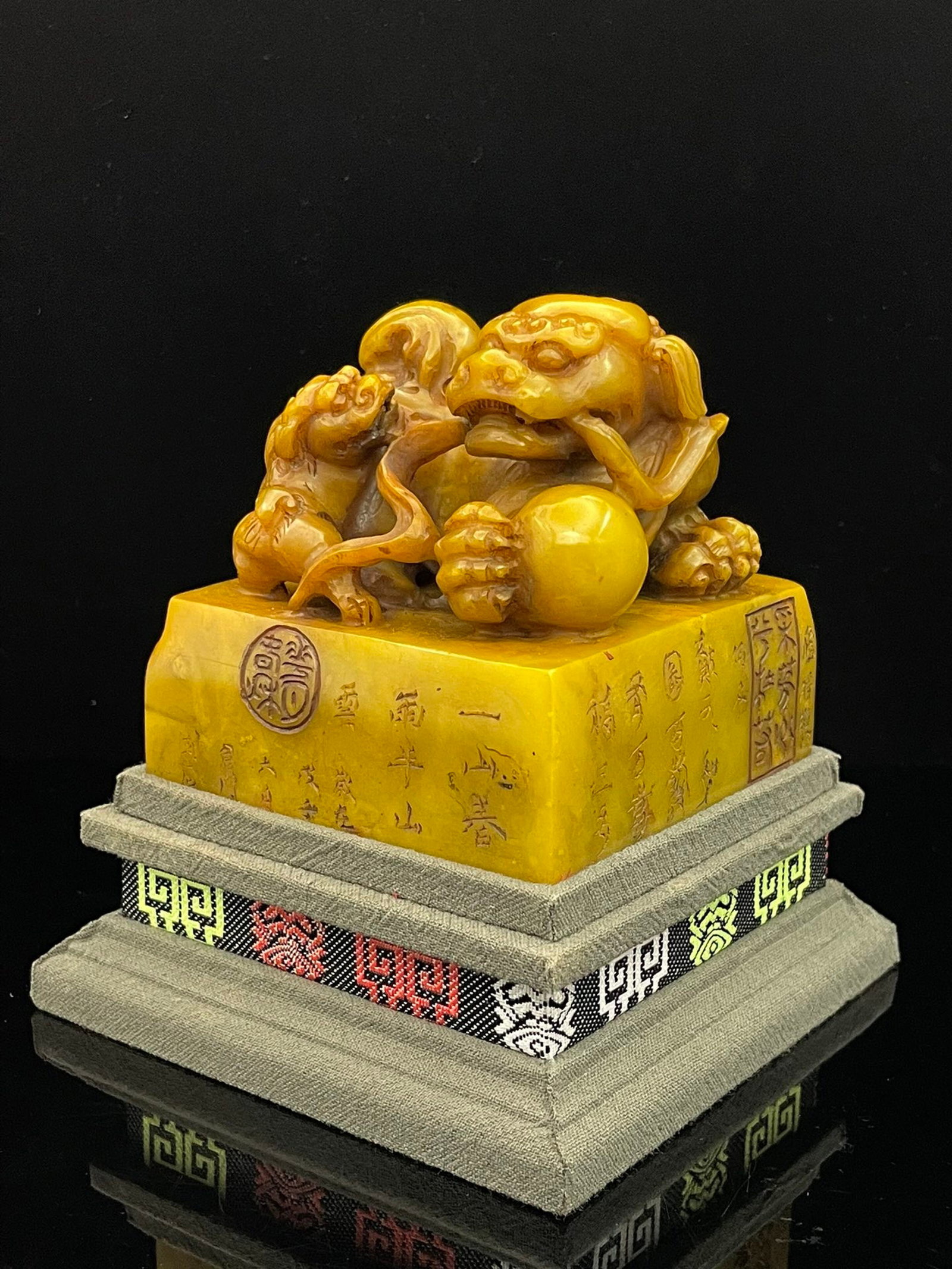An Exquisite Shoushan Stone Auspicious Beast Pattern Seal,With Base: An Exquisite Shoushan Stone Auspicious Beast Pattern Seal,With Base,Qing Dynasty,China,With Mark,Size:3.3inx3.3inx3.3in,Weight:881g 寿山石瑞兽纹印章,