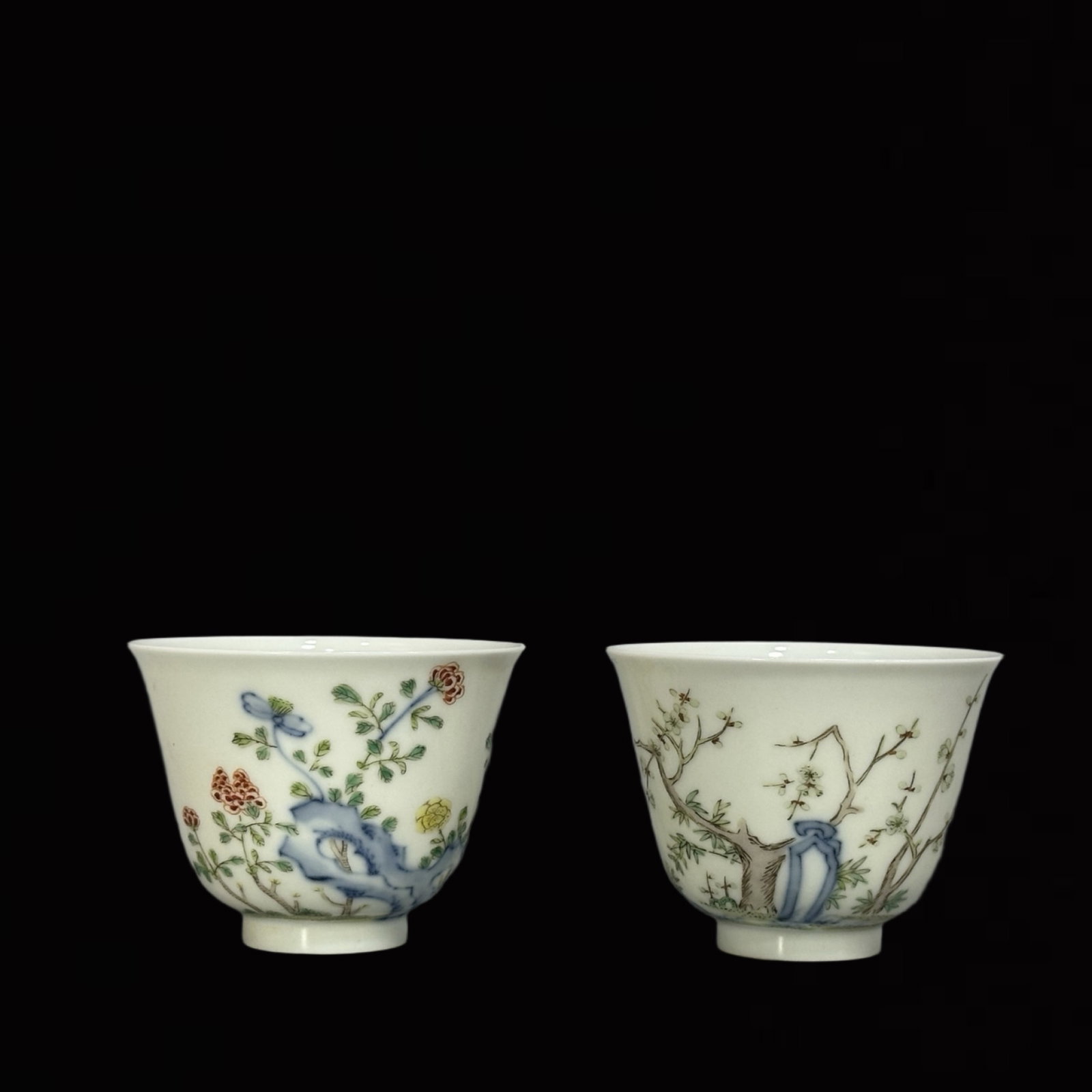 A Pair of Exquisite Wucai Flower Pattern Cups?with Poem: A Pair of Exquisite Wucai Flower Pattern Cups，with Poem,Qing Dynasty,China,Kangxi Six-Character Mark,Size:2inx2.7in 一对五彩花卉纹杯，ñ