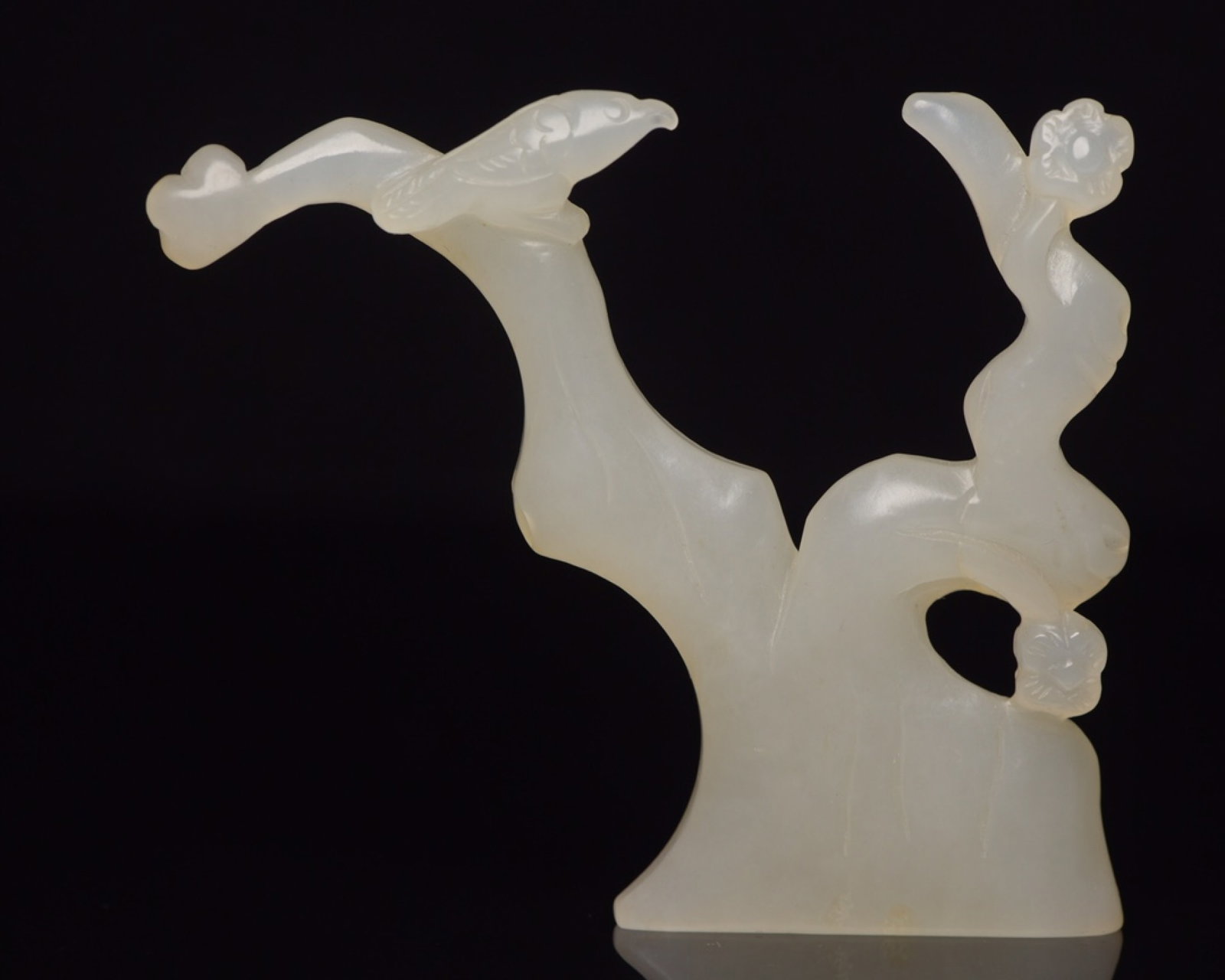 An Exquisite White Jade Flower and Bird Ornament: An Exquisite White Jade Flower and Bird Ornament,Qing Dynasty,China,Size:2.8inx2.4inx0.4in,Weight:30g 白玉花鸟摆件,中国清代