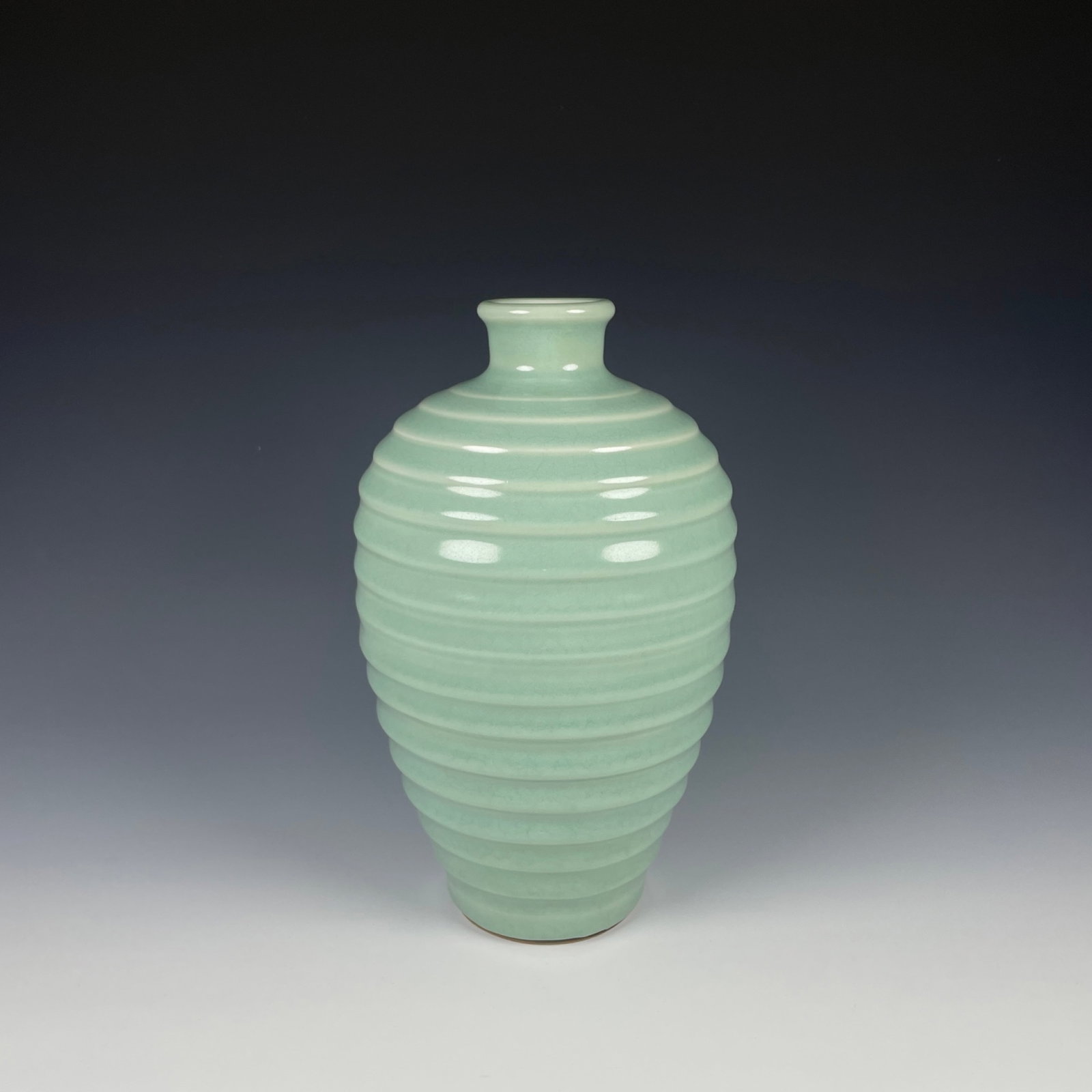 An Exquisite Longquan yao Celadon Glazed Vase: An Exquisite Longquan yao Celadon Glazed Vase,Song Dynasty,China,Size:8.7inx5.1in 龙泉窑粉青釉瓶,中国宋代