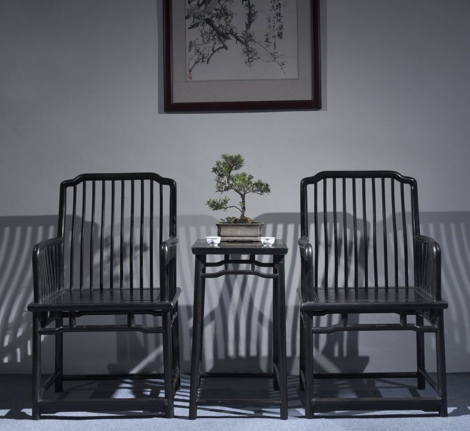 A Set of Zitanwood Table and Armchair: A Set of Zitanwood Table and Armchair,Qing Dynasty, China,Armchair Size:22.8inx18.9inx39in;Table Size:18.9inx15inx26.8in 一组紫檀木茶几和梳背
