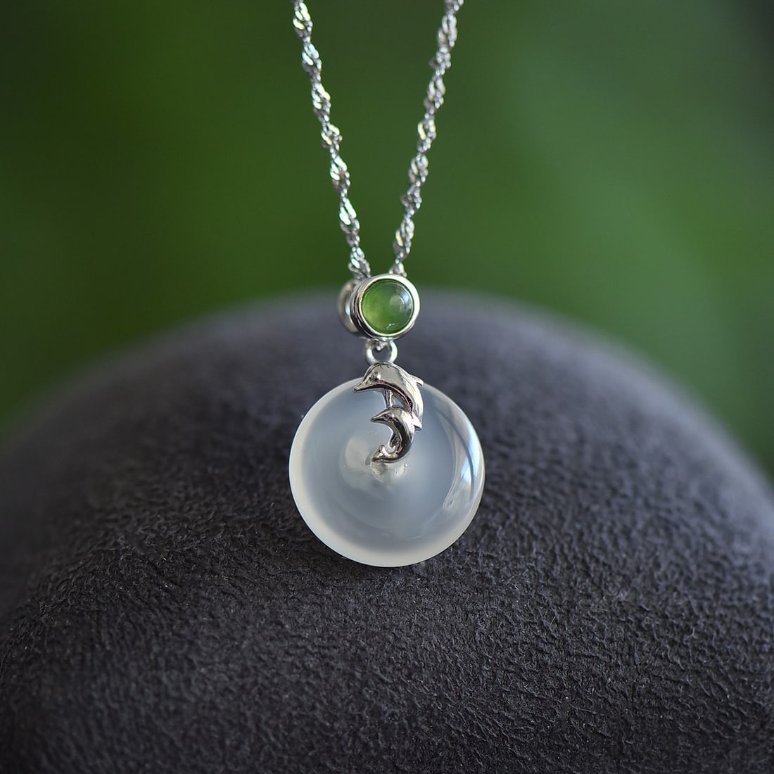 An Exquisite Sterling Silver Inlaid Agate Pendant: An Exquisite Sterling Silver Inlaid Agate Pendant,Size:16mmx16mm 纯银镶玛瑙吊坠