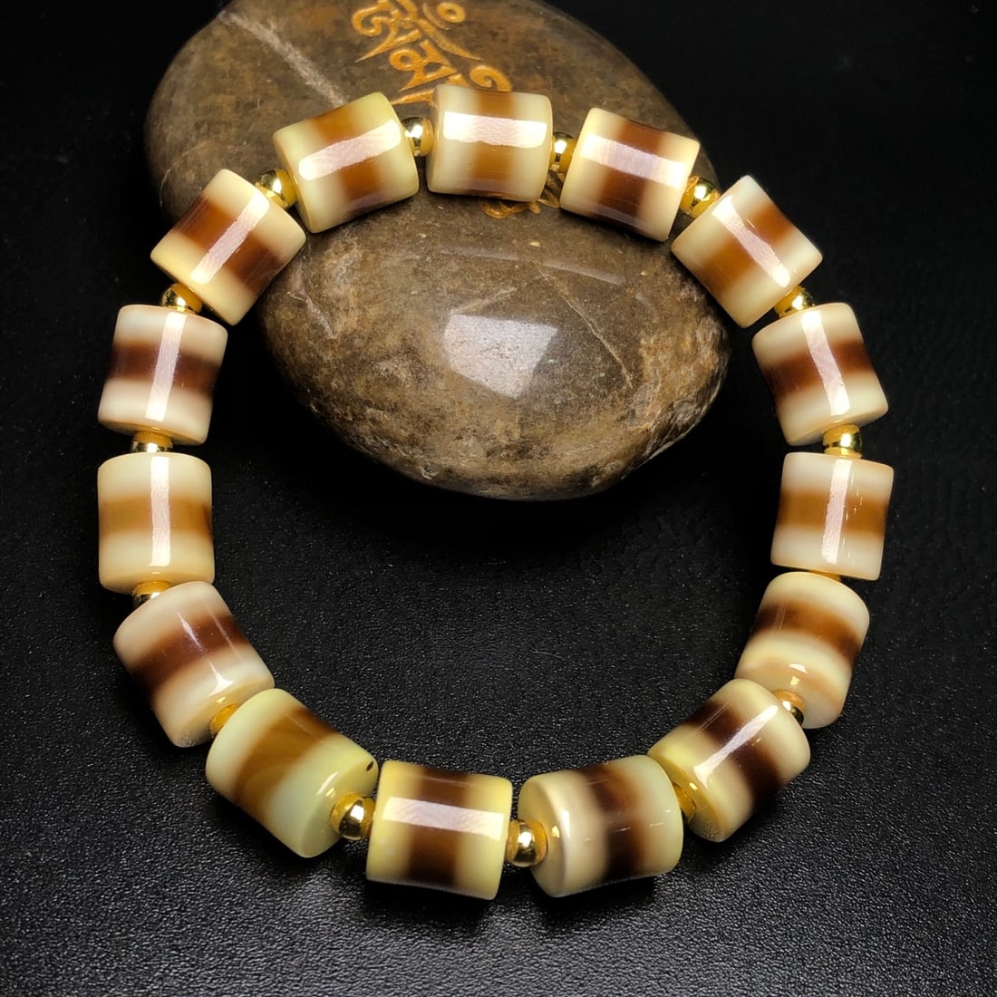 An Exquisite Agate Bracelet (1 of 9)