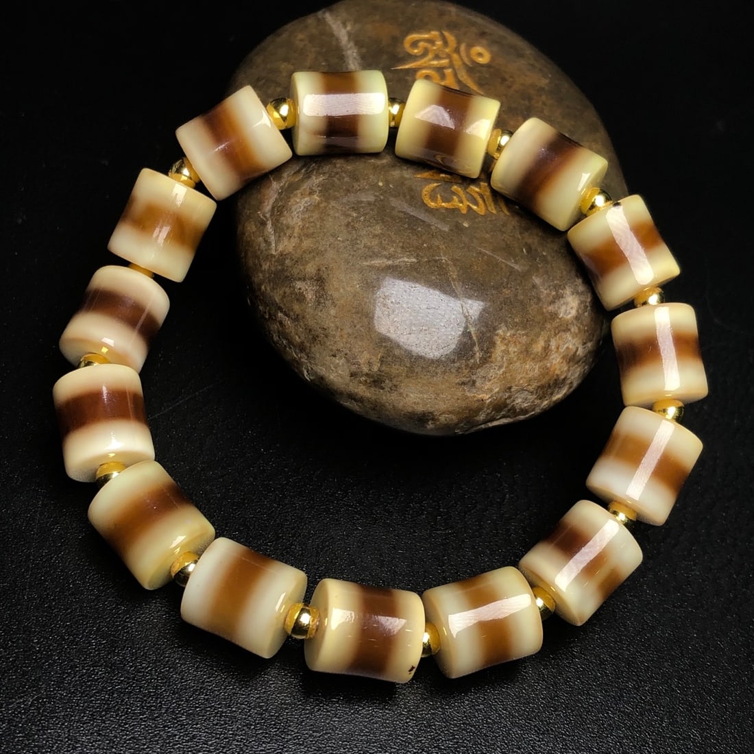 An Exquisite Agate Bracelet - 2