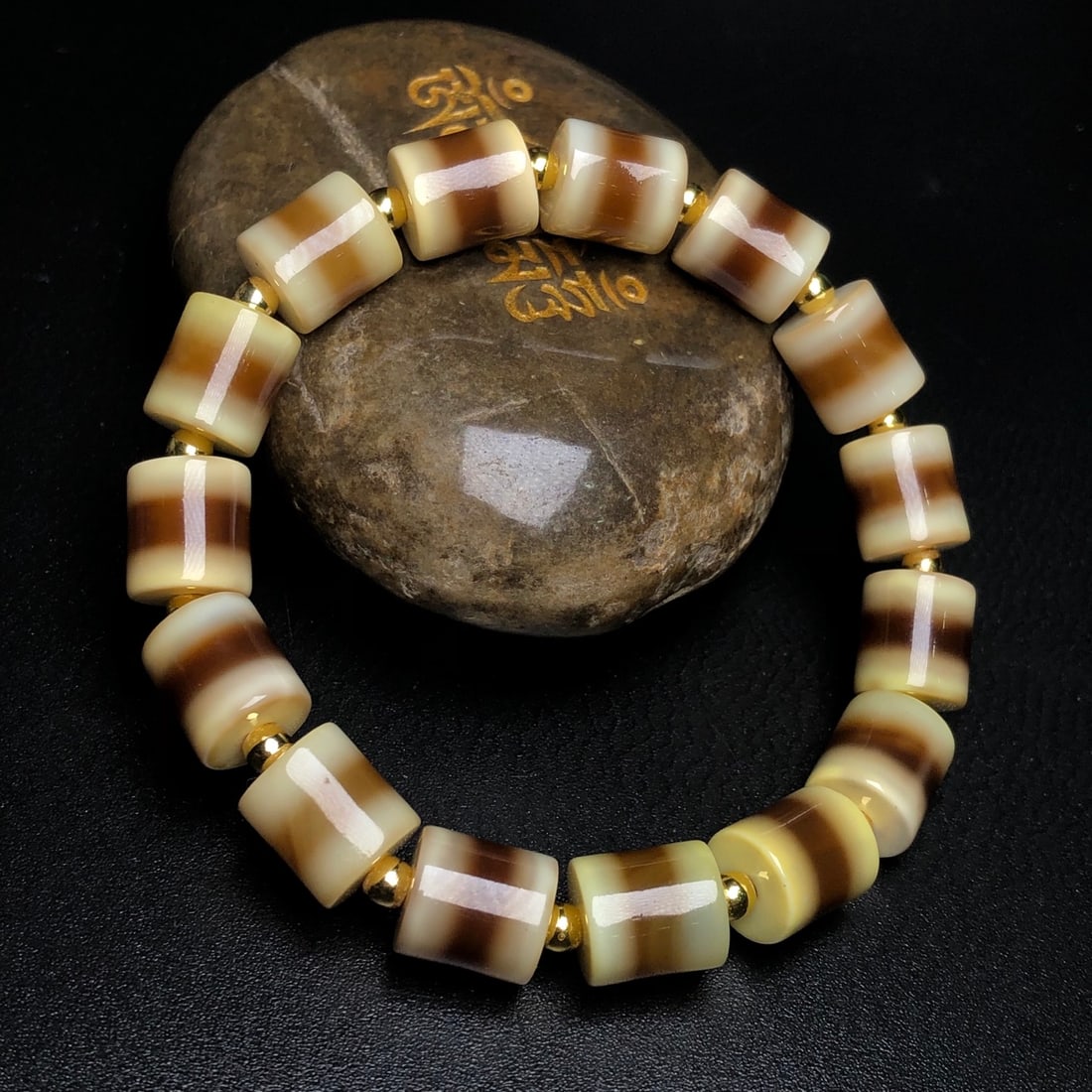 An Exquisite Agate Bracelet - 3