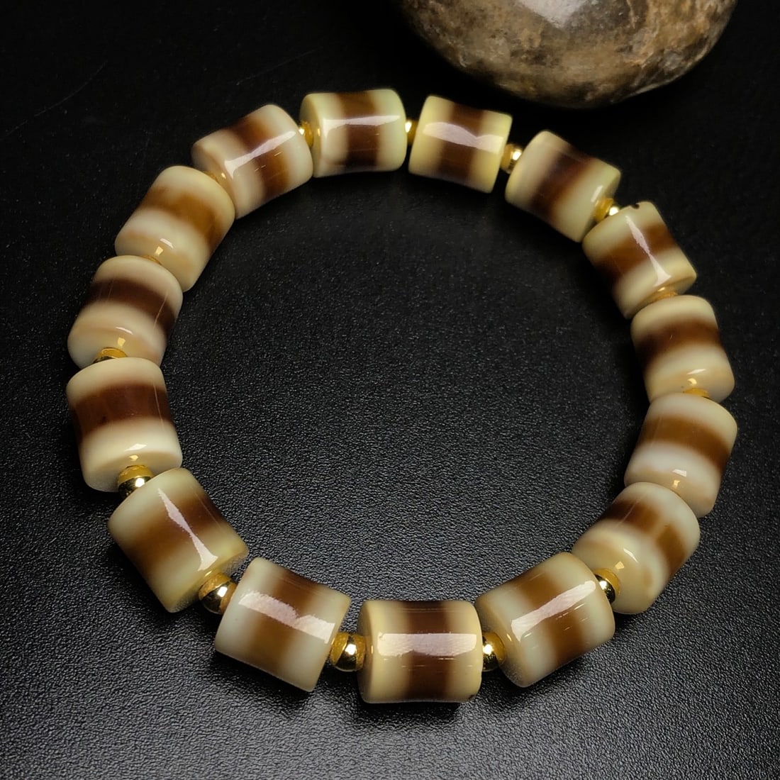 An Exquisite Agate Bracelet - 4