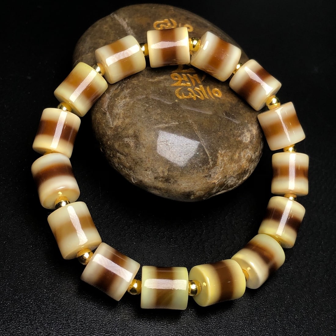 An Exquisite Agate Bracelet - 5