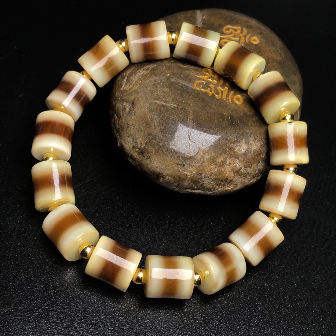 An Exquisite Agate Bracelet - 6