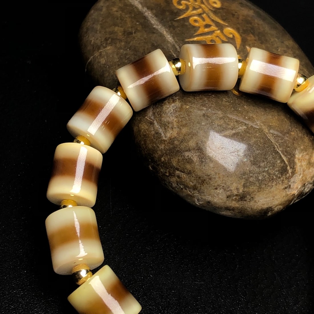 An Exquisite Agate Bracelet - 7