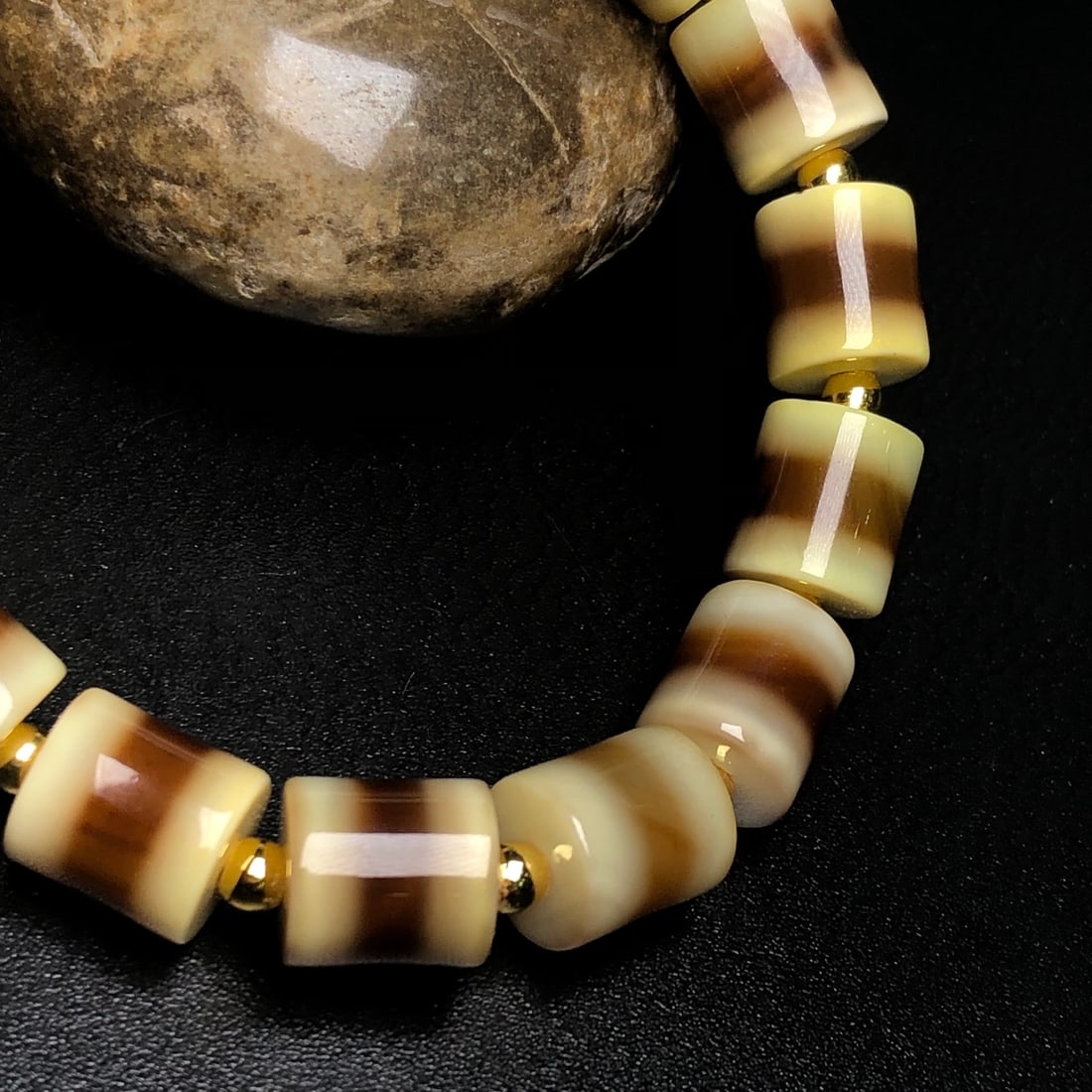 An Exquisite Agate Bracelet - 8