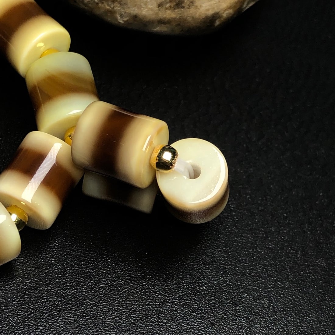 An Exquisite Agate Bracelet - 9