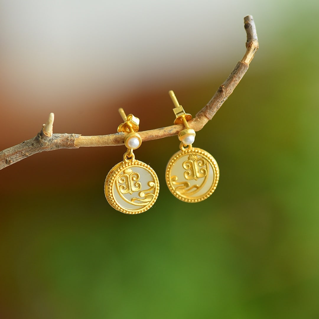 A Pair of Exquisite Sterling Silver-Gold Plated Inlaid White Jade Earrings, Inlaid Pearl: A Pair of Exquisite Sterling Silver-Gold Plated Inlaid White Jade Earrings, Inlaid Pearl,Size:10mmx10mm 一对纯银镀金镶白玉耳环，