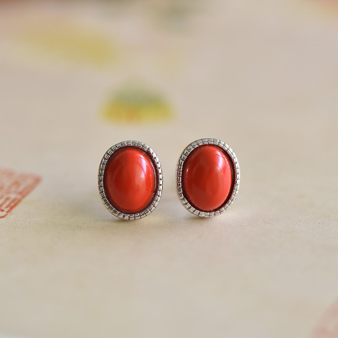 A Pair of Exquisite Sterling Silver Inlaid Cinnabar Earrings: A Pair of Exquisite Sterling Silver Inlaid Cinnabar Earrings,Size:7mmx9mm 一对纯银镶朱砂耳钉