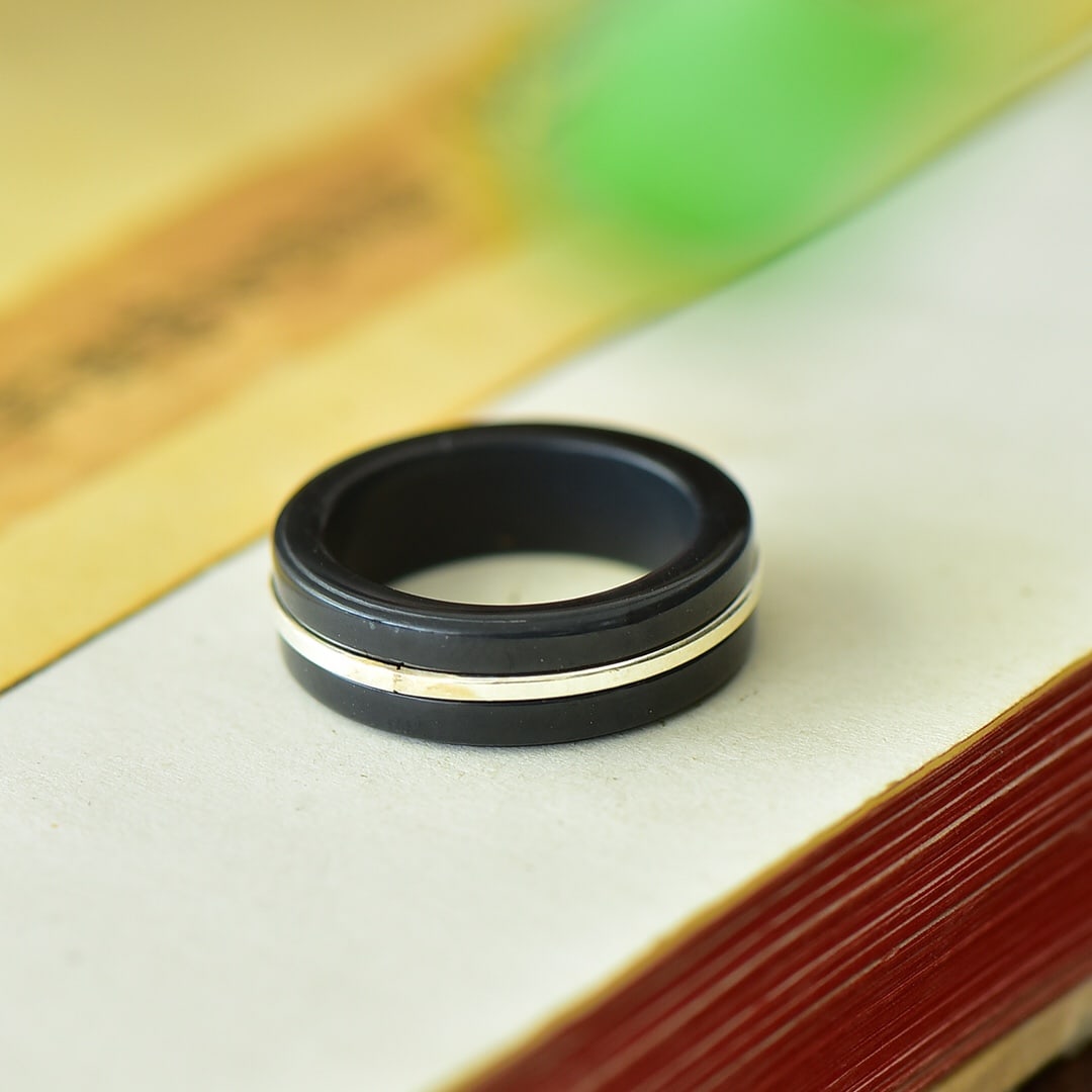 An Exquisite Sterling Silver Inlaid Black Jade Ring: An Exquisite Sterling Silver Inlaid Black Jade Ring,Size:16mm 纯银镶墨玉戒指