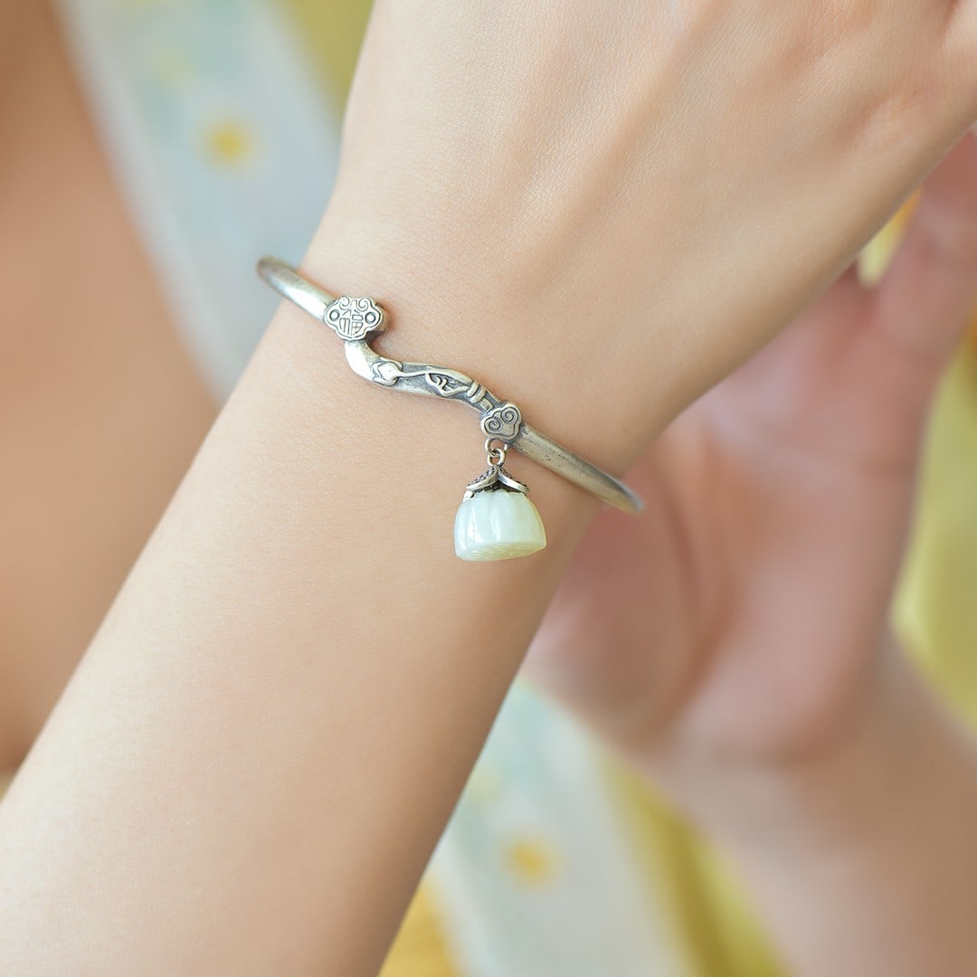 An Exquisite Sterling Silver Inlaid White Jade Bracelets: An Exquisite Sterling Silver Inlaid White Jade Bracelets,Size:12mmx12 mm 纯银镶白玉手镯