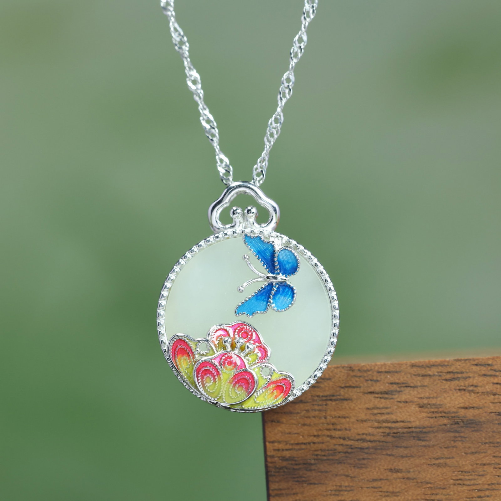 An Exquisite Sterling Silver Inlaid White Jade Flower and Butterfly Pattern Necklace: An Exquisite Sterling Silver Inlaid White Jade Flower and Butterfly Pattern Necklace,Size:16mmx16mm 纯银镶白玉花卉蝴蝶纹项链
