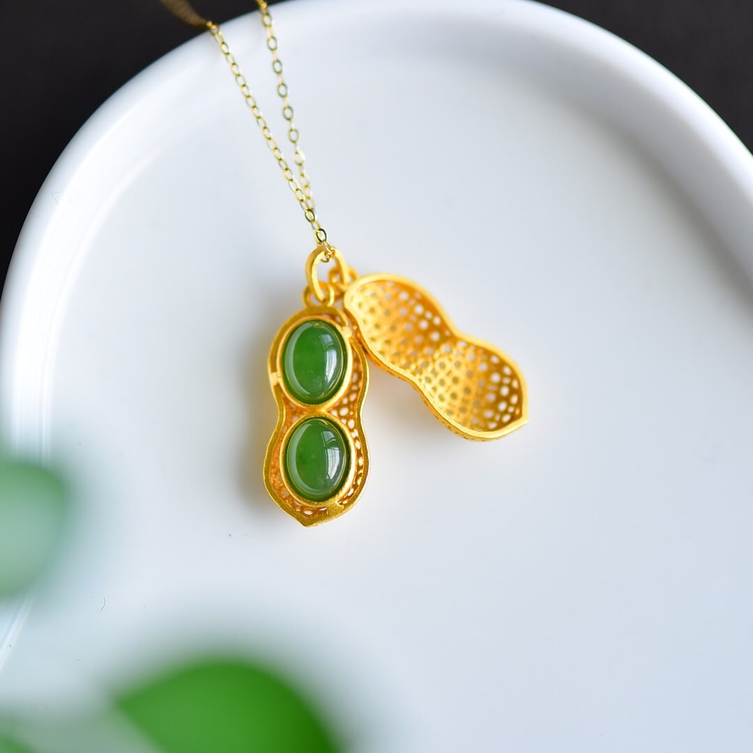 An Exquisite Sterling Silver-Gold Plated Inlaid Jasper Pendant: An Exquisite Sterling Silver-Gold Plated Inlaid Jasper Pendant 纯银镀金镶碧玉吊坠