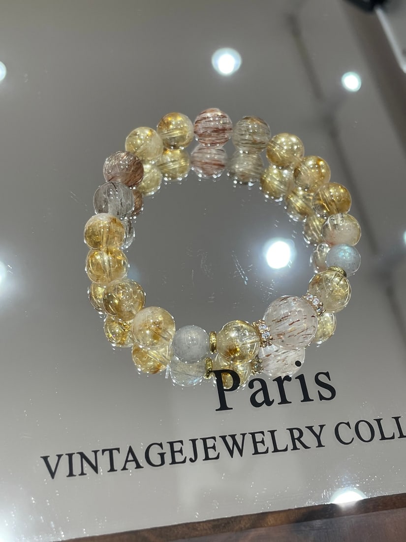 An Exquisite Crystal Bracelet: An Exquisite Crystal Bracelet 水晶手串