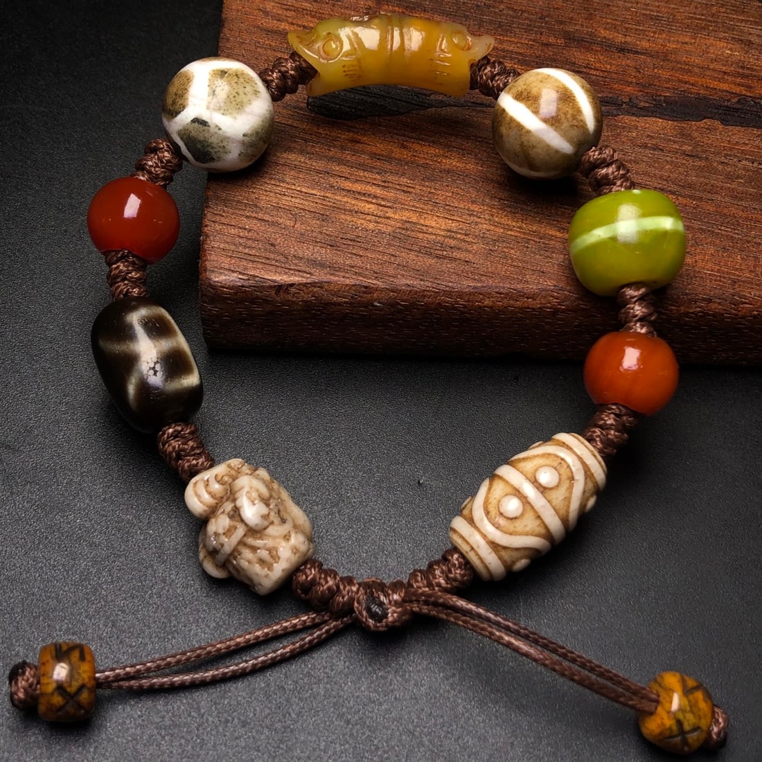An Exquisite Agate Bracelet: An Exquisite Agate Bracelet,Size:28mmx9mm 玛瑙手串