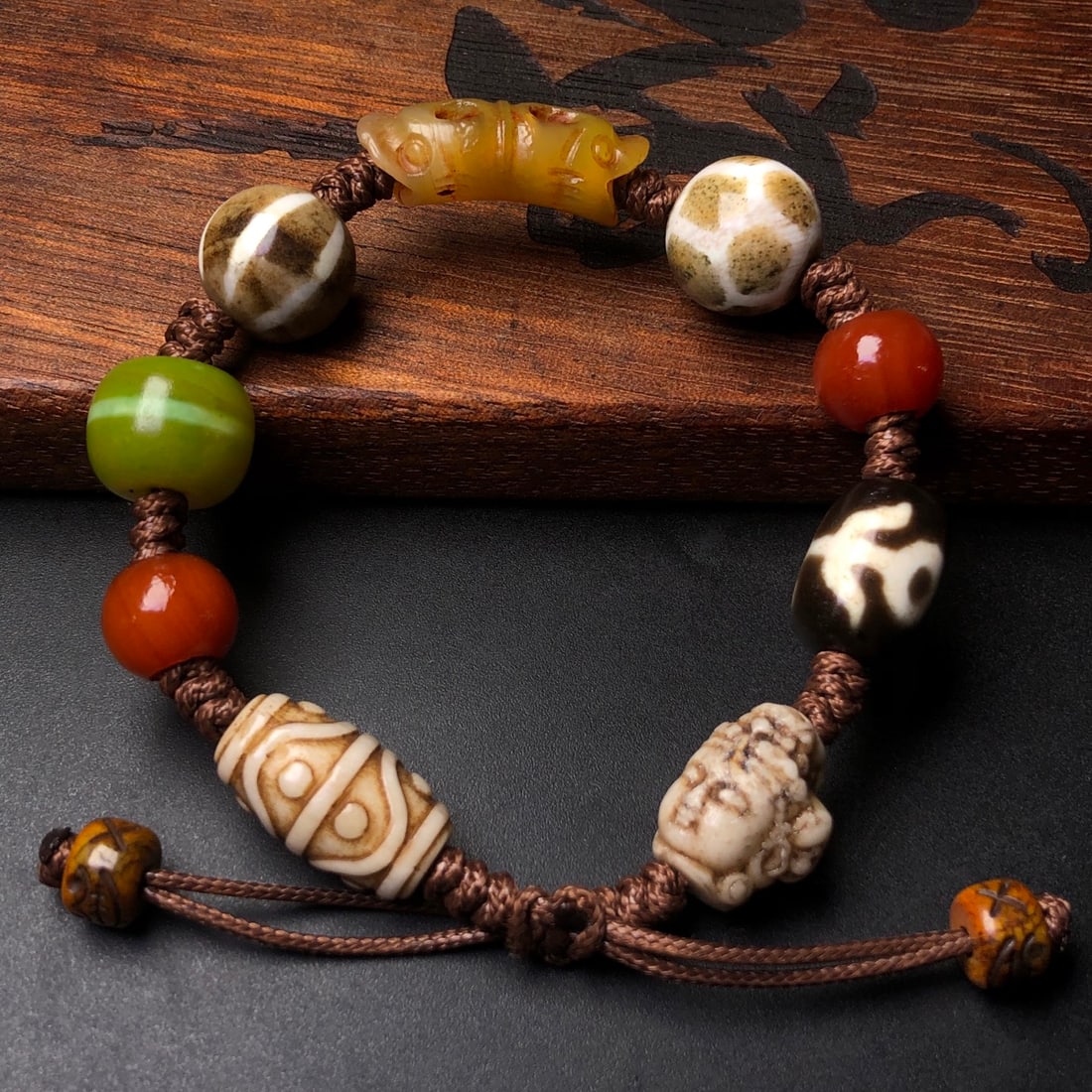 An Exquisite Agate Bracelet - 5