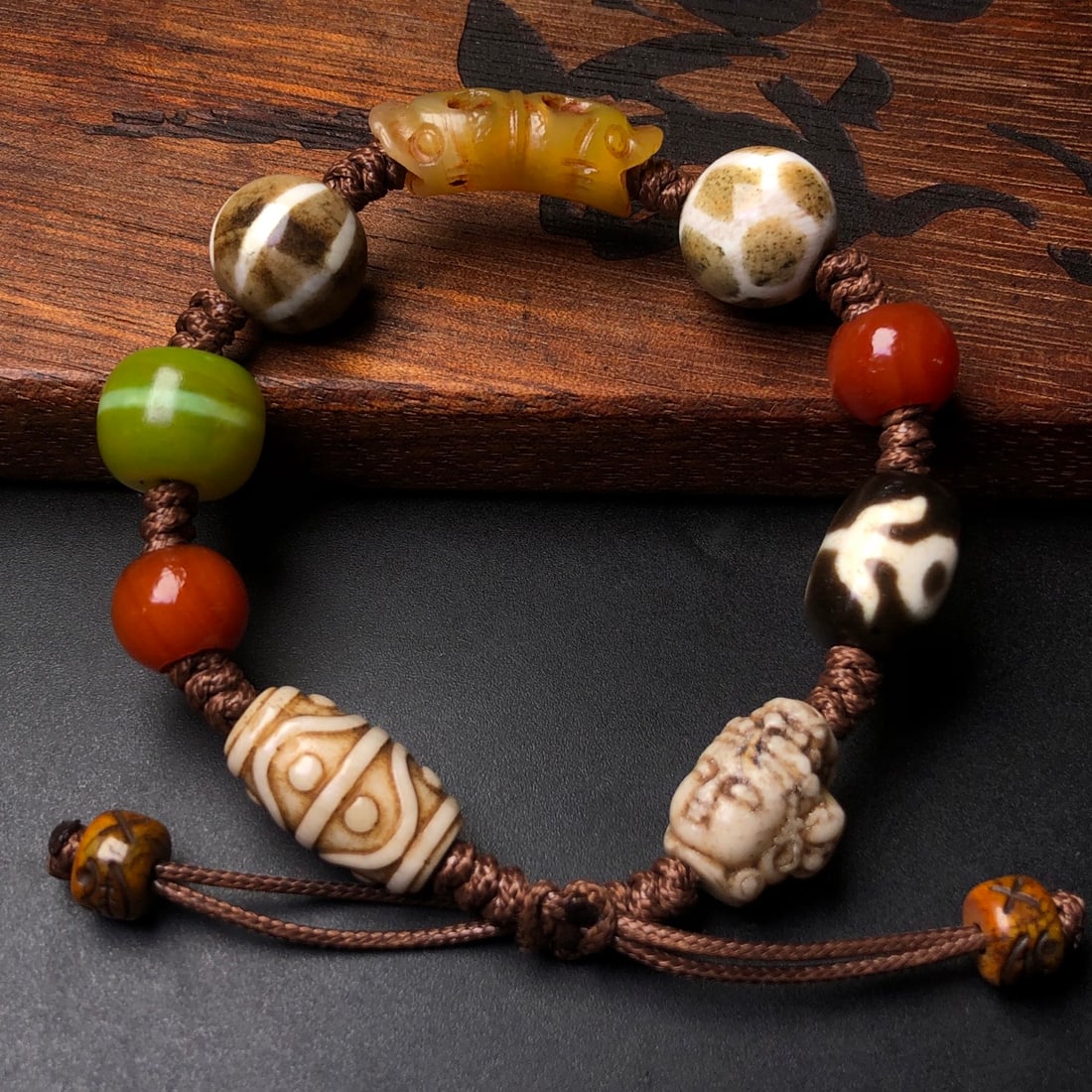 An Exquisite Agate Bracelet - 6