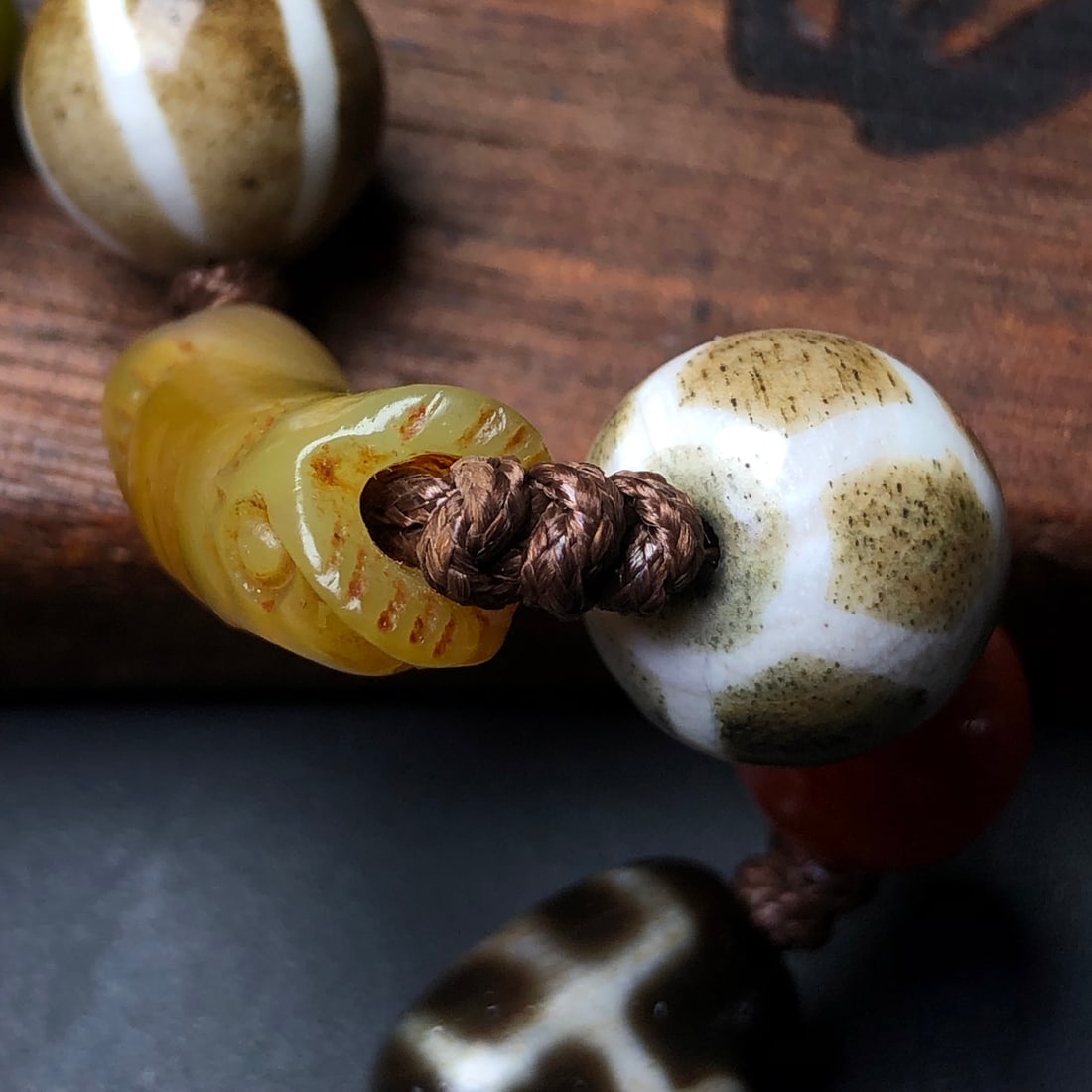 An Exquisite Agate Bracelet - 9