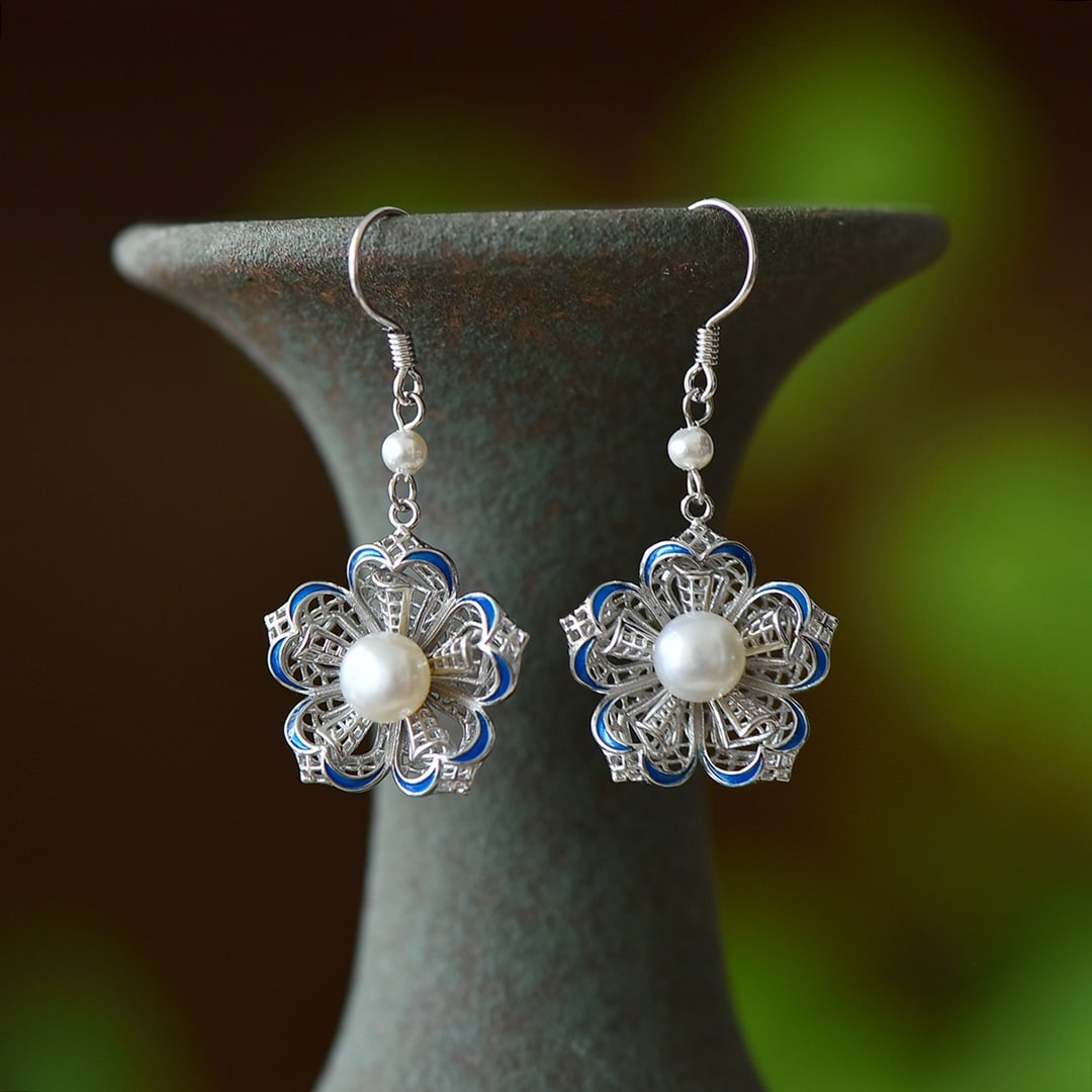 A Pair of Exquisite Sterling Silver Inlaid Pearl Enamel Earrings: A Pair of Exquisite Sterling Silver Inlaid Pearl Enamel Earrings,Size:6mmx6mm 一对纯银镶珍珠珐琅耳环