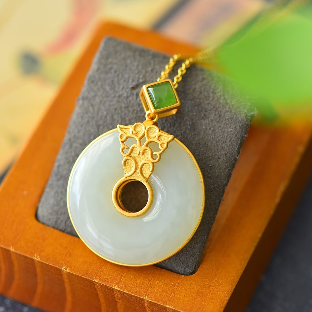 An Exquisite Sterling Silver-Gold Plated Inlaid White Jade Necklace,Inlaid Jasper: An Exquisite Sterling Silver-Gold Plated Inlaid White Jade Necklace,Inlaid Jasper,Size:28mmx39mm 纯银镀金镶白玉项链,嵌碧玉