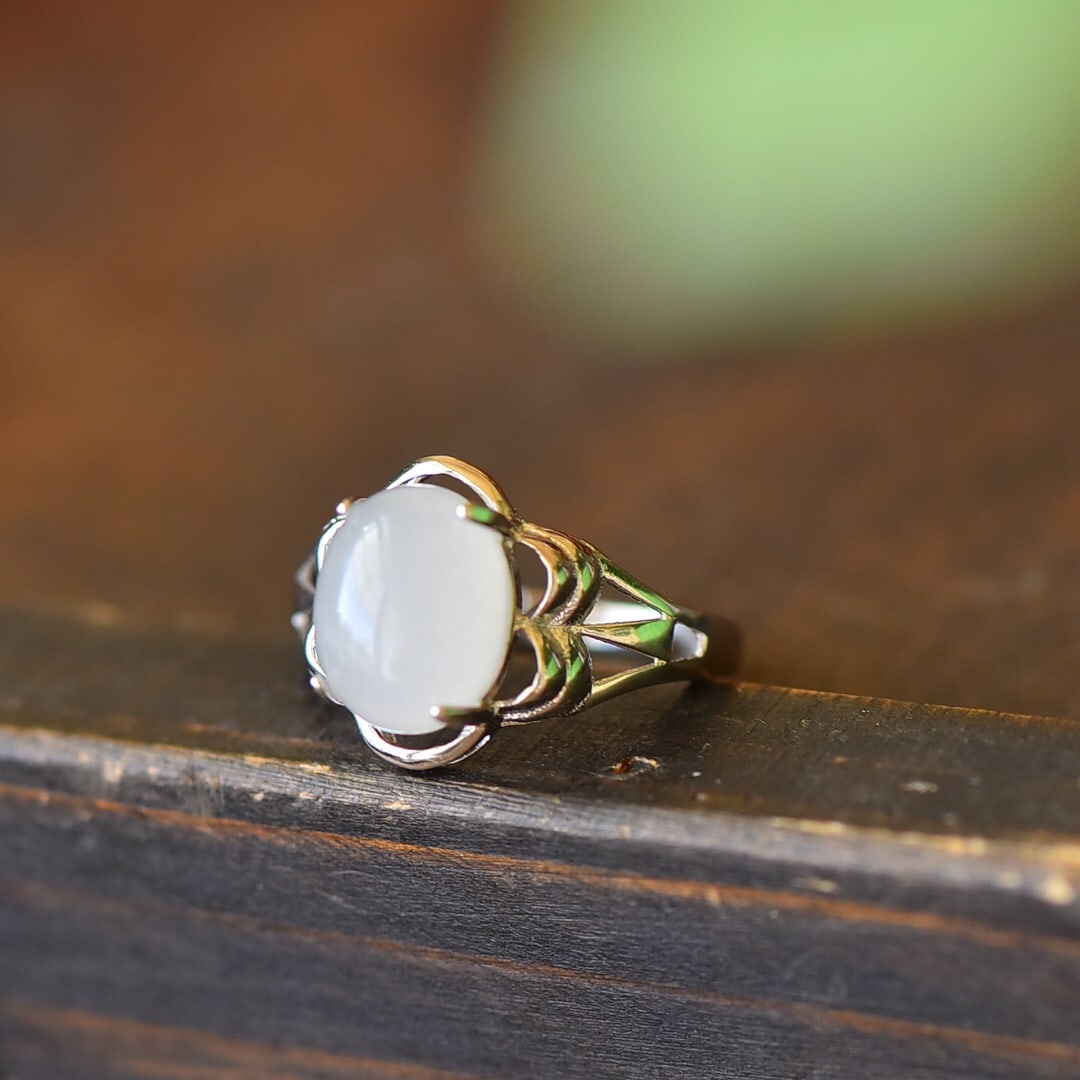 An Exquisite Sterling Silver Inlaid White Jade Ring: An Exquisite Sterling Silver Inlaid White Jade Ring,Size:12mmx13mm 纯银镶白玉戒指