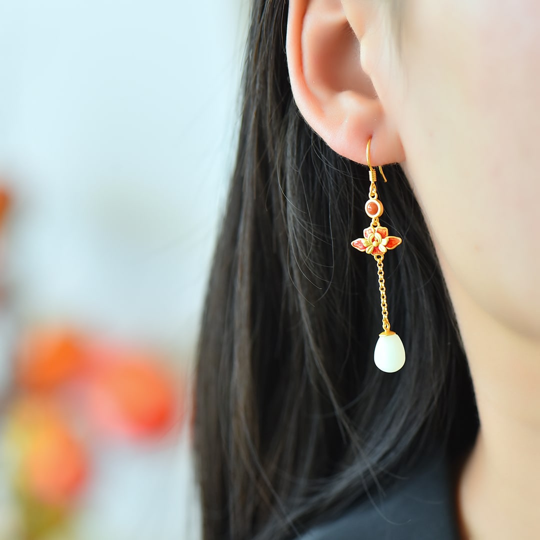 A Pair of Exquisite Sterling Silver-Gold Plated Inlaid White Jade Earrings: A Pair of Exquisite Sterling Silver-Gold Plated Inlaid White Jade Earrings,Size:7mmx9mm 一对纯银镀金镶白玉耳环