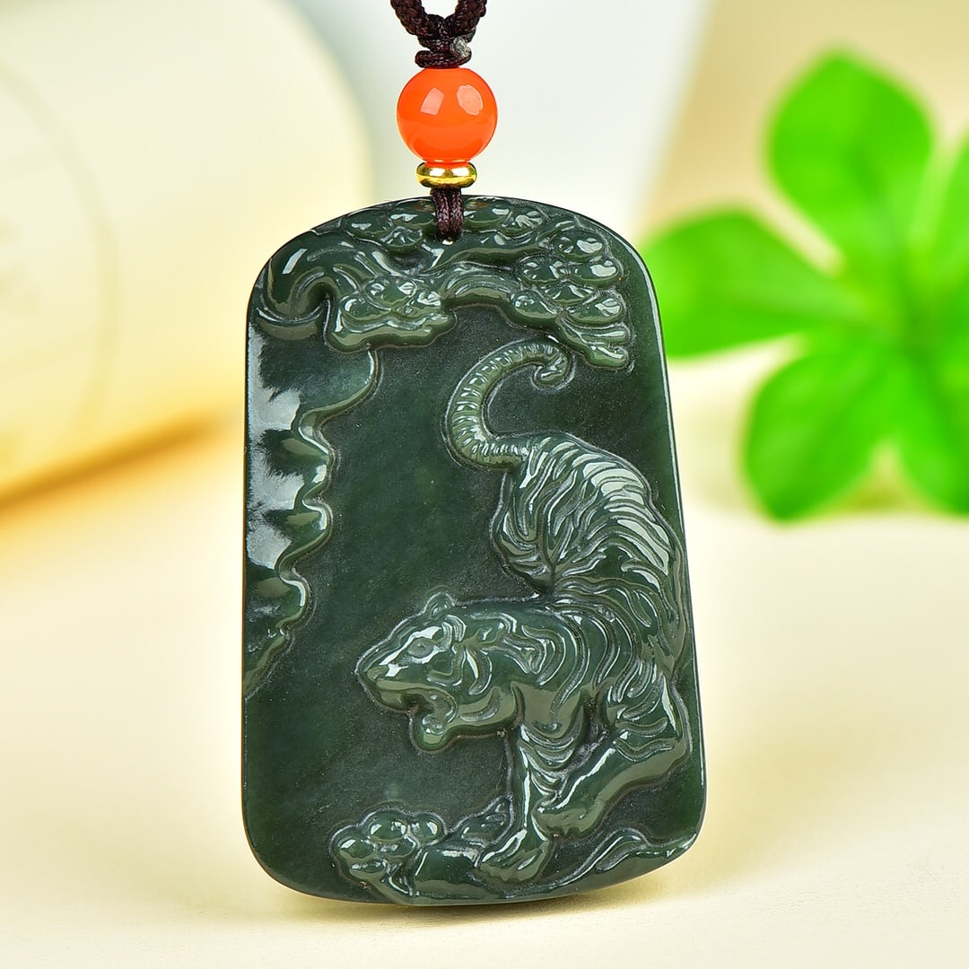 An Exquisite Sapphire Tiger Pattern Pendant: An Exquisite Sapphire Tiger Pattern Pendant,Size:35mmx56mm 寓意:虎虎生威 寓意吉祥 青玉虎纹吊坠