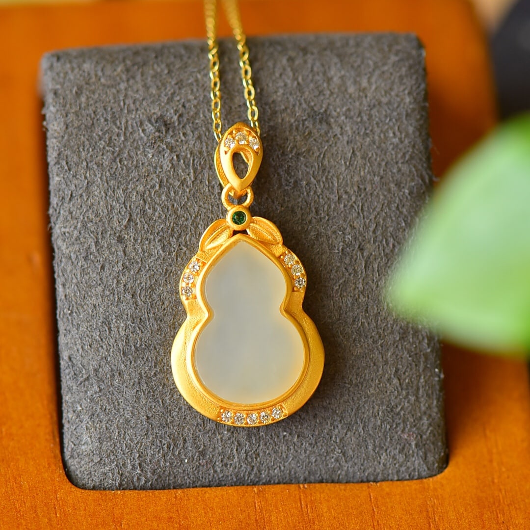 An Exquisite Sterling Silver-Gold Plated Inlaid White Jade Necklace,Inlaid Diamond: An Exquisite Sterling Silver-Gold Plated Inlaid White Jade Necklace,Inlaid Diamond,Size:15mmx28mm 纯银镀金镶白玉项链,嵌钻石