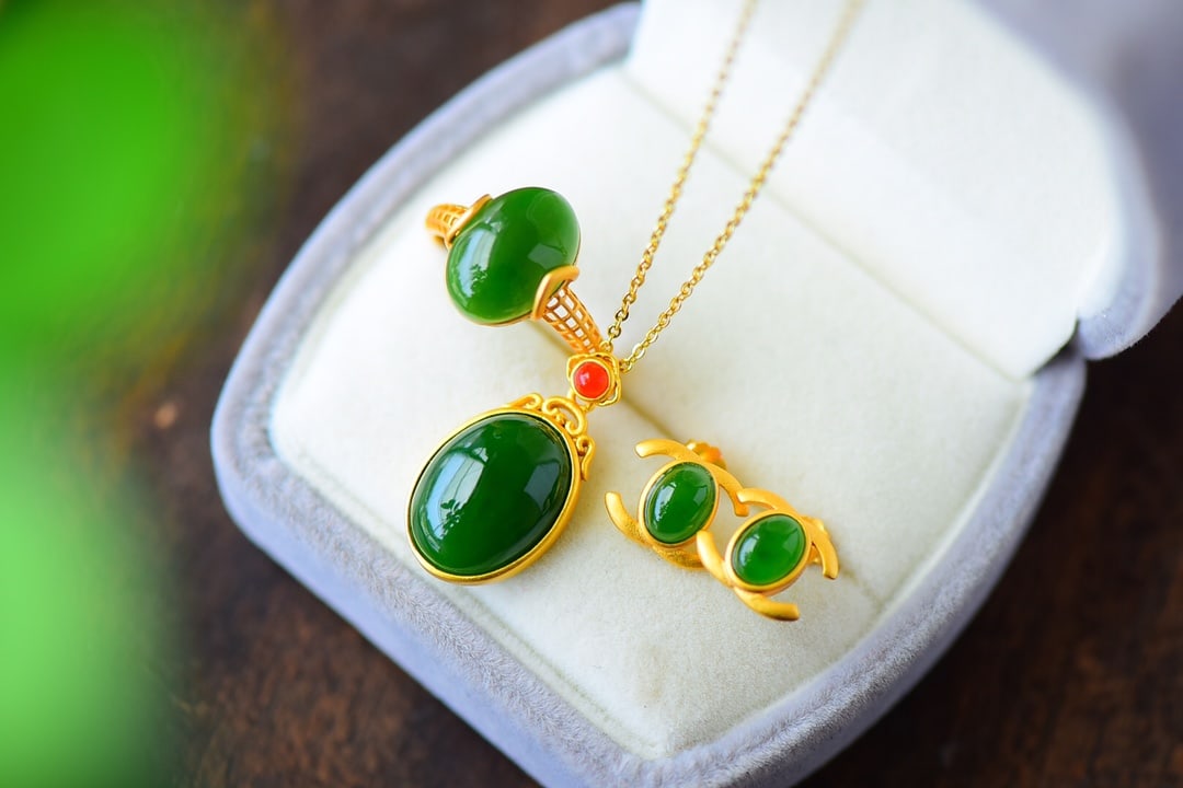 A Set of Fine Sterling Silver-Gold Plated Inlaid Jasper Jewelry: A Set of Fine Sterling Silver-Gold Plated Inlaid Jasper Jewelry,Size:(Necklace)13mmx25mm,(Ring)12mmx14mm,(Earring)12mmx10mm 一套纯银镀金镶碧玉'