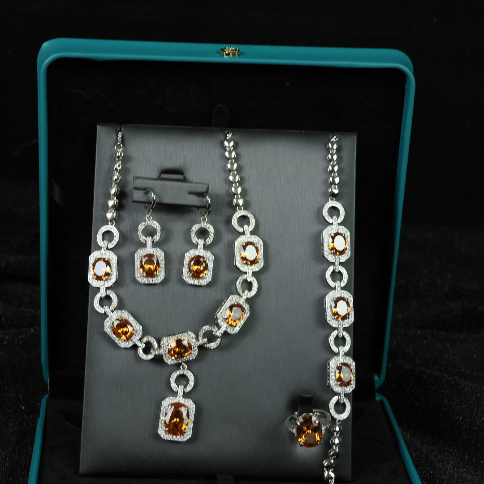 A Set of Fine Jewelry: A Set of Fine Jewelry 一套精美的首饰