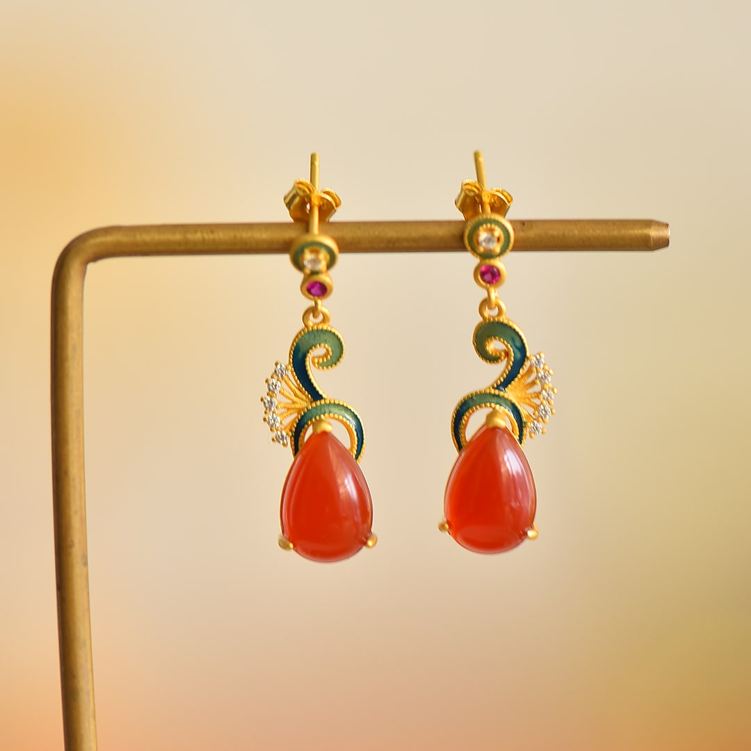 A Pair of Exquisite Sterling Silver-Gold Plated Inlaid Agate Earrings: A Pair of Exquisite Sterling Silver-Gold Plated Inlaid Agate Earrings 一对纯银镀金镶玛瑙耳环