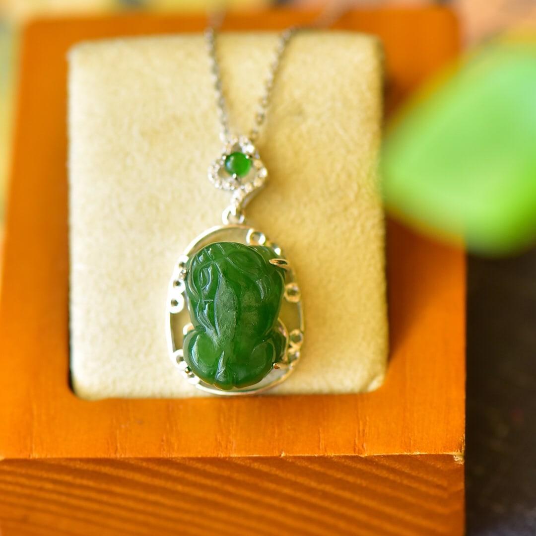 An Exquisite Sterling Silver Inlaid Jasper Necklace,Inlaid Diamond: An Exquisite Sterling Silver Inlaid Jasper Necklace,Inlaid Diamond,Size:16mmx29mm 纯银镶碧玉项链,嵌钻石
