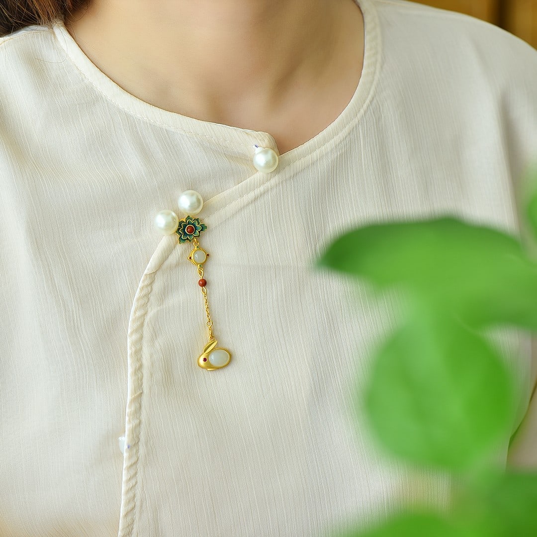 An Exquisite Sterling Silver-Gold Plated Inlaid White Jade Pendant: An Exquisite Sterling Silver-Gold Plated Inlaid White Jade Pendant,Size:8mmx10mm 纯银镀金镶白玉吊坠