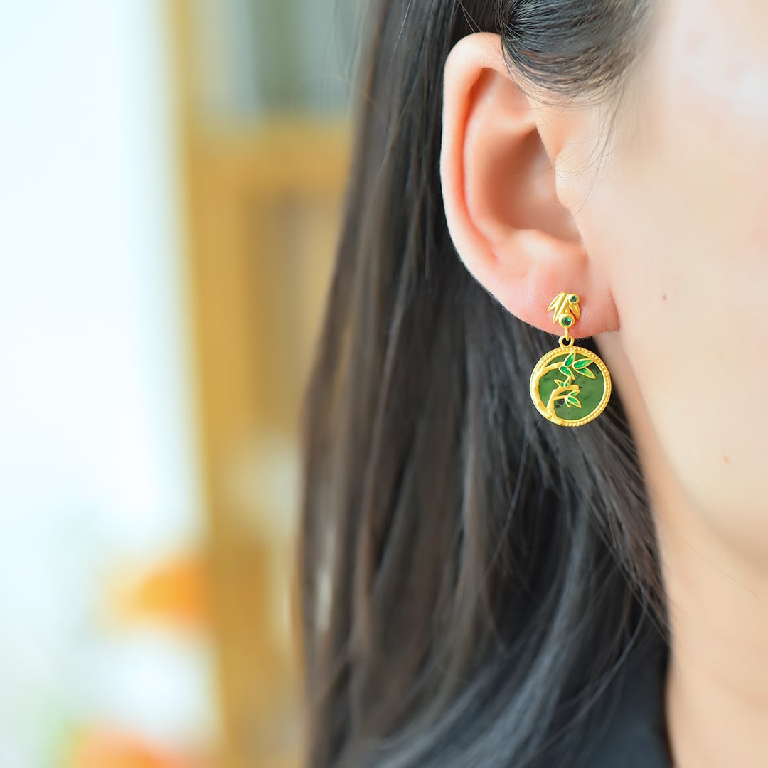 A Pair of Exquisite Sterling Silver-Gold Plated Inlaid Jasper Earrings: A Pair of Exquisite Sterling Silver-Gold Plated Inlaid Jasper Earrings 一对纯银镀金镶碧玉耳环