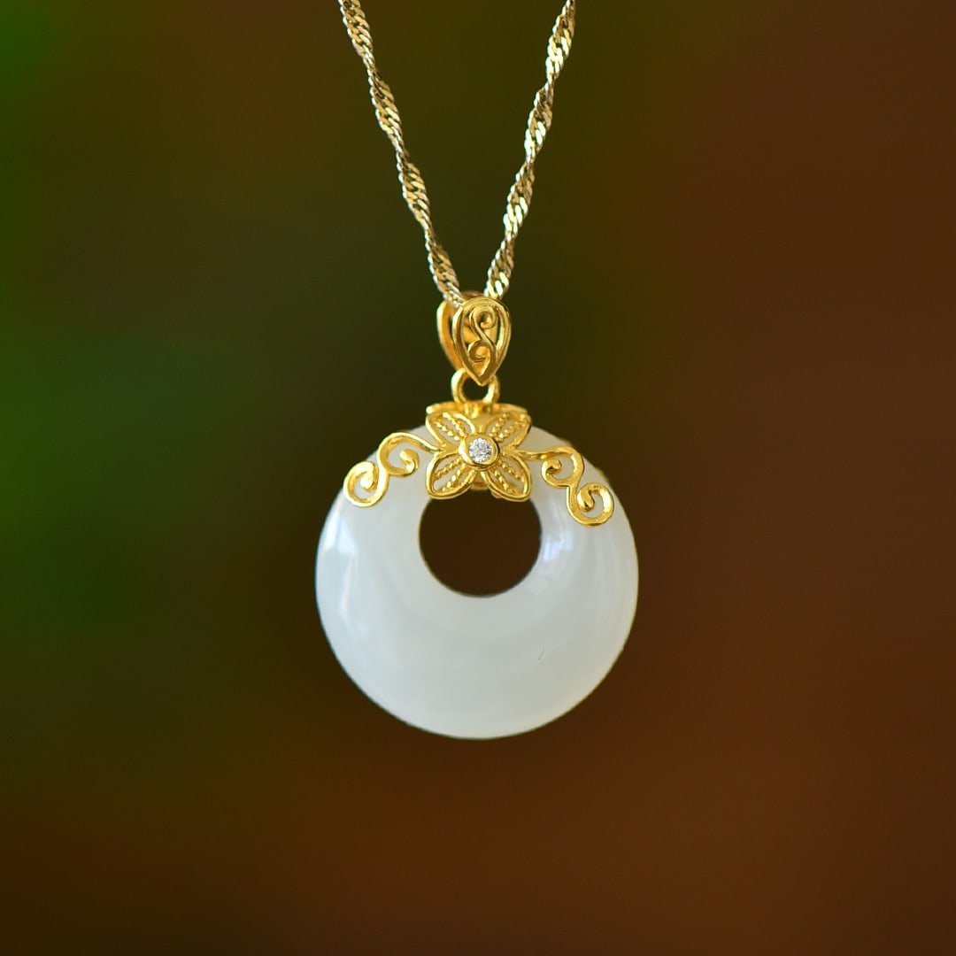 An Exquisite Sterling Silver-Gold Plated Inlaid White Jade Necklace,Inlaid Diamond: An Exquisite Sterling Silver-Gold Plated Inlaid White Jade Necklace,Inlaid Diamond,Size:20mmx20mm 纯银镀金镶白玉项链,嵌钻石